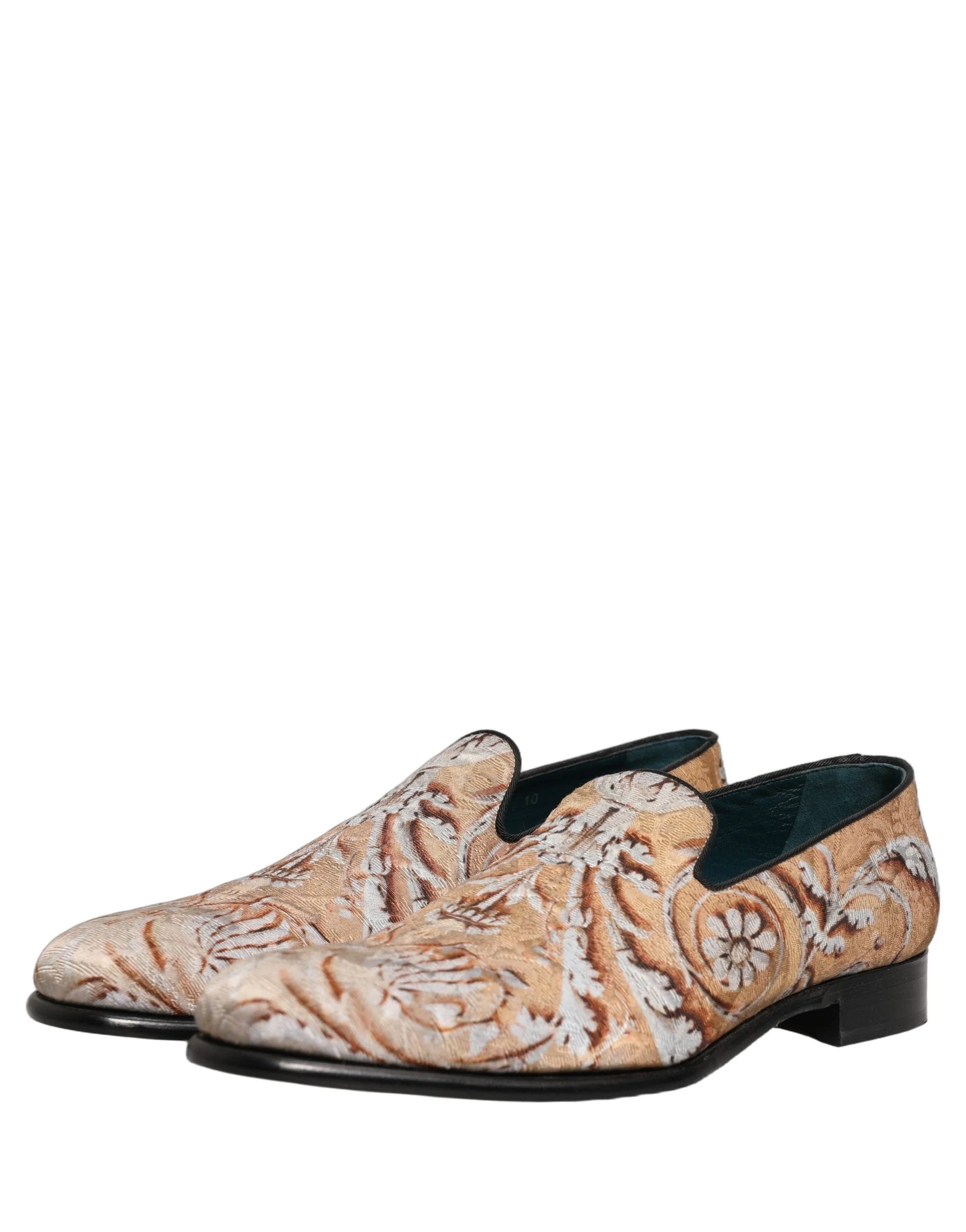 Ylhäältä kuvattu Dolce & Gabbanan loaferit, joissa on koristeellinen kultakudos ja nahkasisäosat.