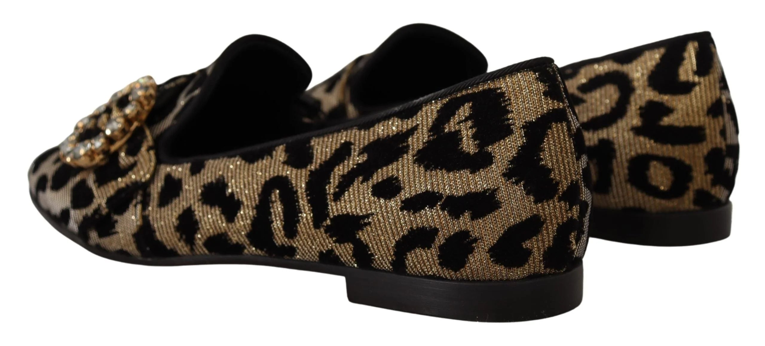 Bakside av leopardmønstrede loafers fra Dolce & Gabbana som fremhever den strukturerte hælen og det sømløse mønsteret.