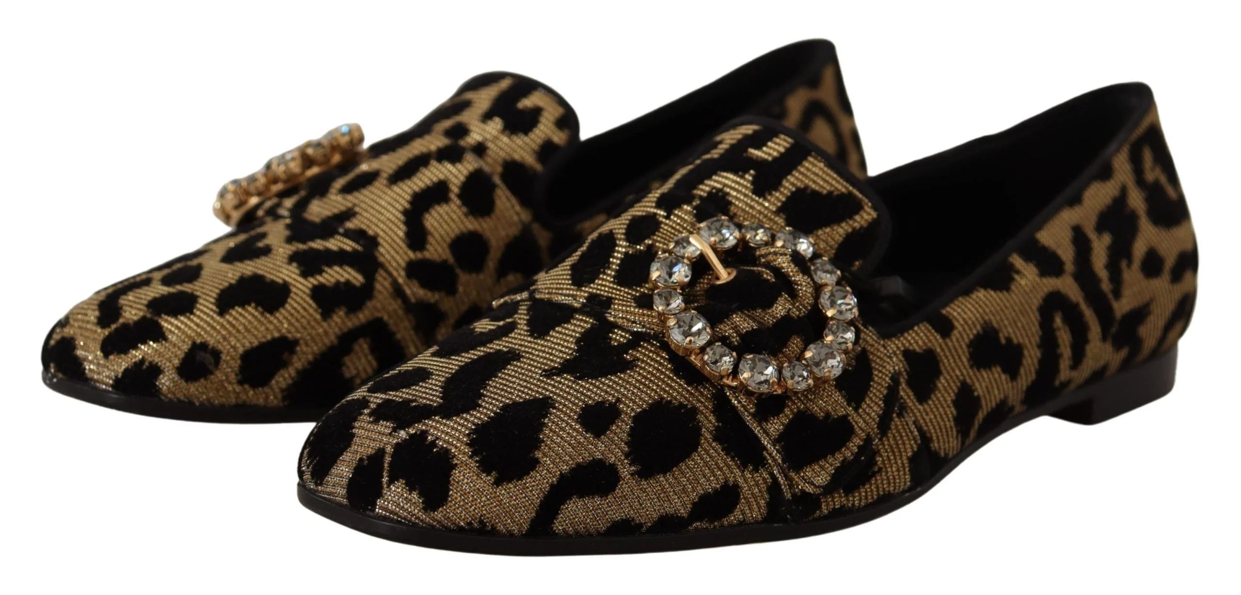 Sideprofil av Dolce & Gabbana leopardmønstrede flatsko som viser den slanke silhuetten og det raffinerte håndverket.