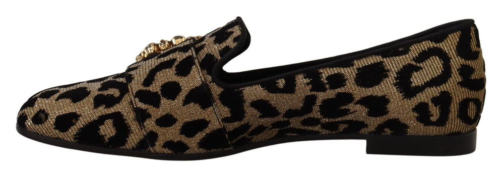 Nærbilde av den intrikate krystallbroderien og leopardmotivet på spissen av disse luksuriøse Dolce & Gabbana-flatskoene.