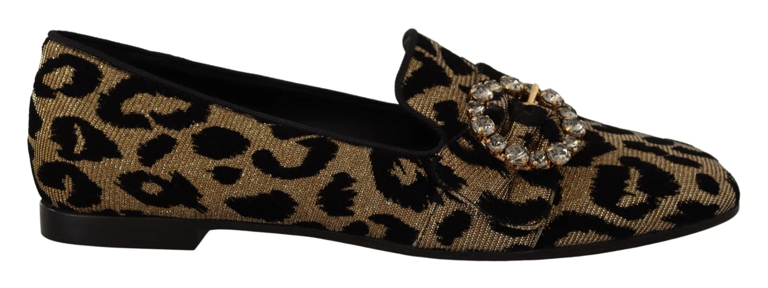 Detaljert bilde av stoffet i bomulls-viskoseblandingen og de skimrende krystallakcentene på leopardloafersene.