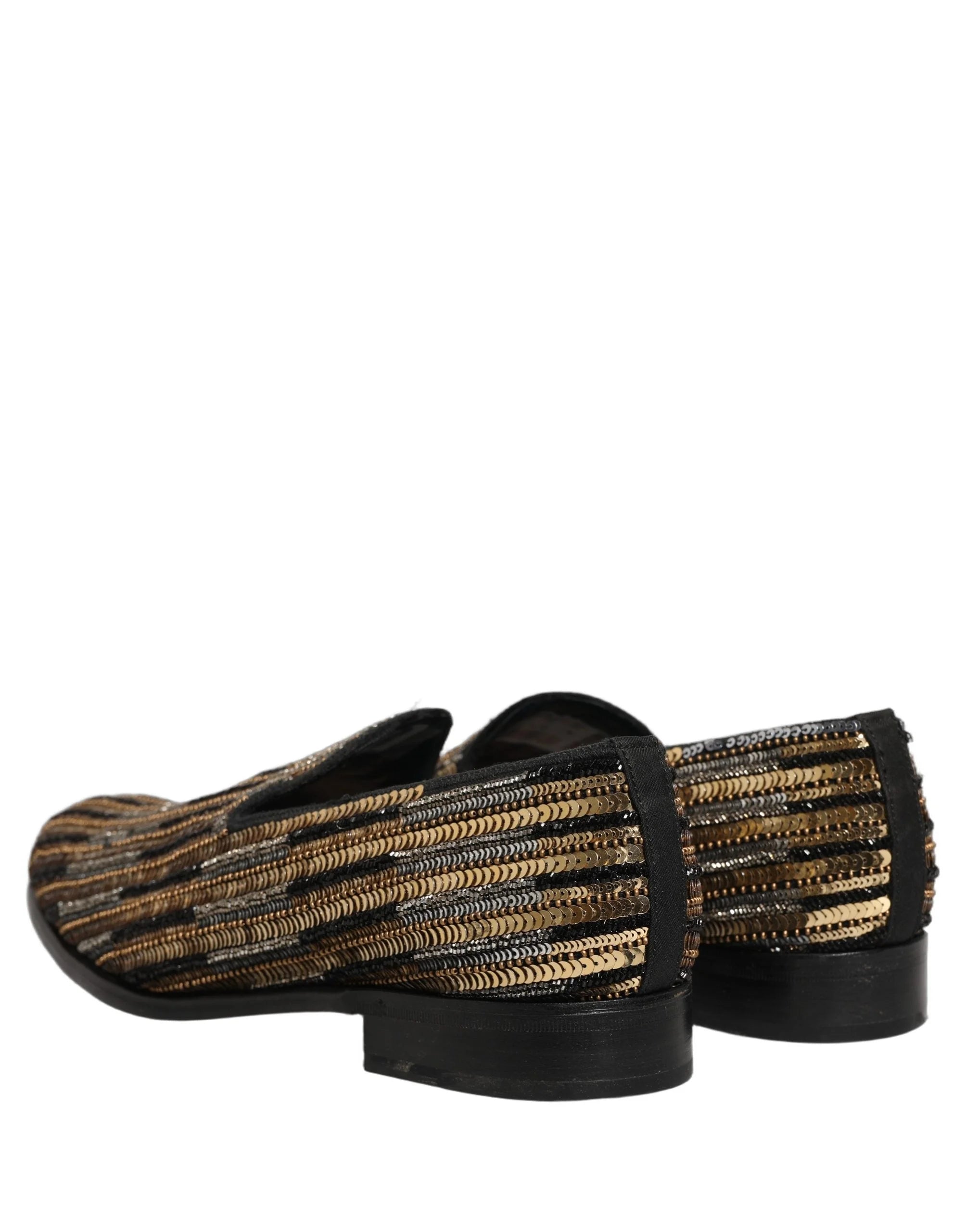 Gros plan de la broderie complexe en sequins dorés et du motif à rayures sur ces chaussures de luxe Dolce & Gabbana pour hommes.