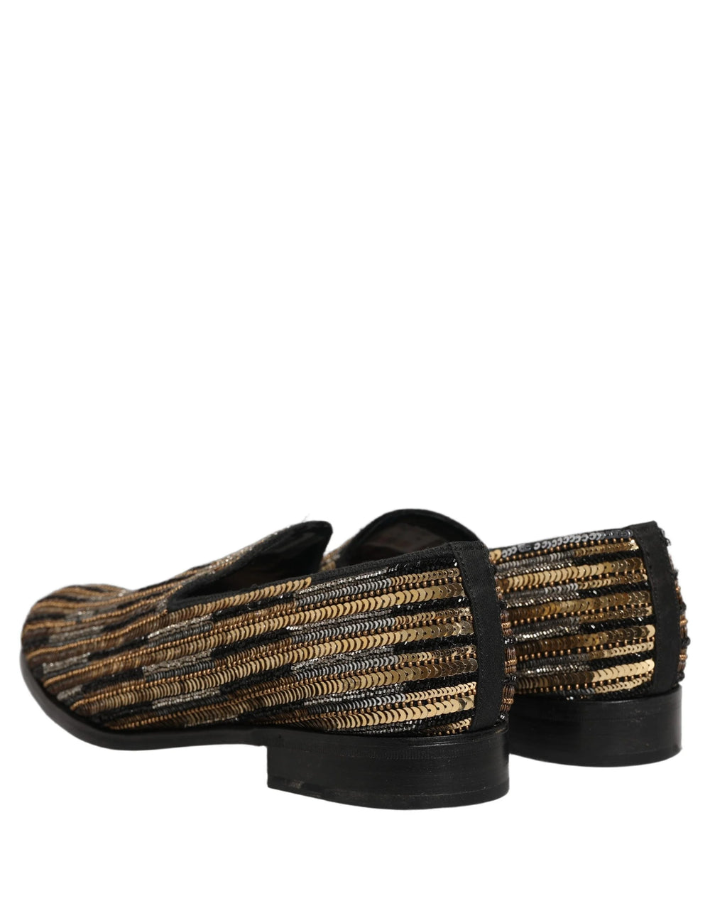 Gros plan de la broderie complexe en sequins dorés et du motif à rayures sur ces chaussures de luxe Dolce & Gabbana pour hommes.