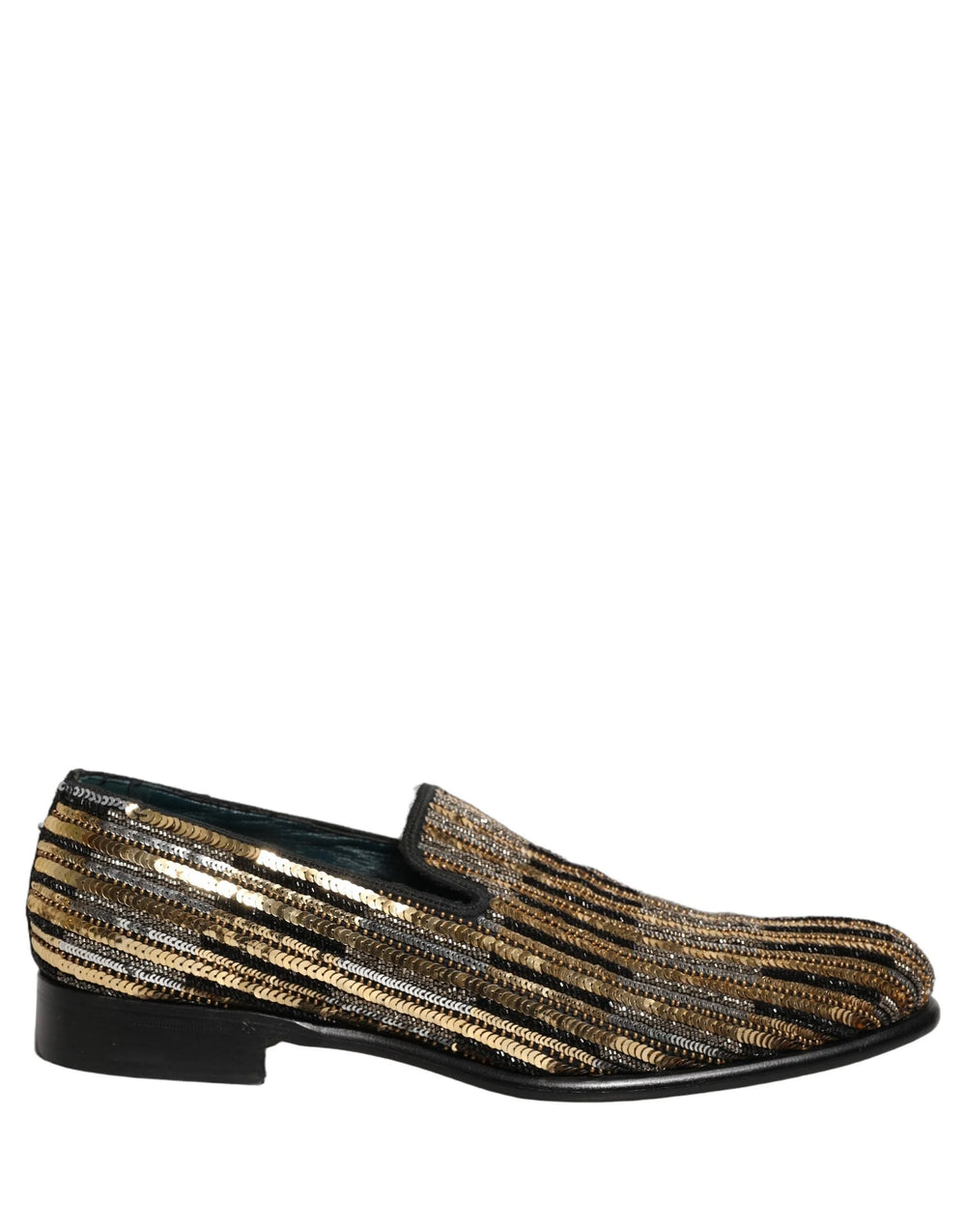 Vue anglée de la pointe des mocassins Dolce & Gabbana en or, illustrant la texture des sequins réfléchissant la lumière.