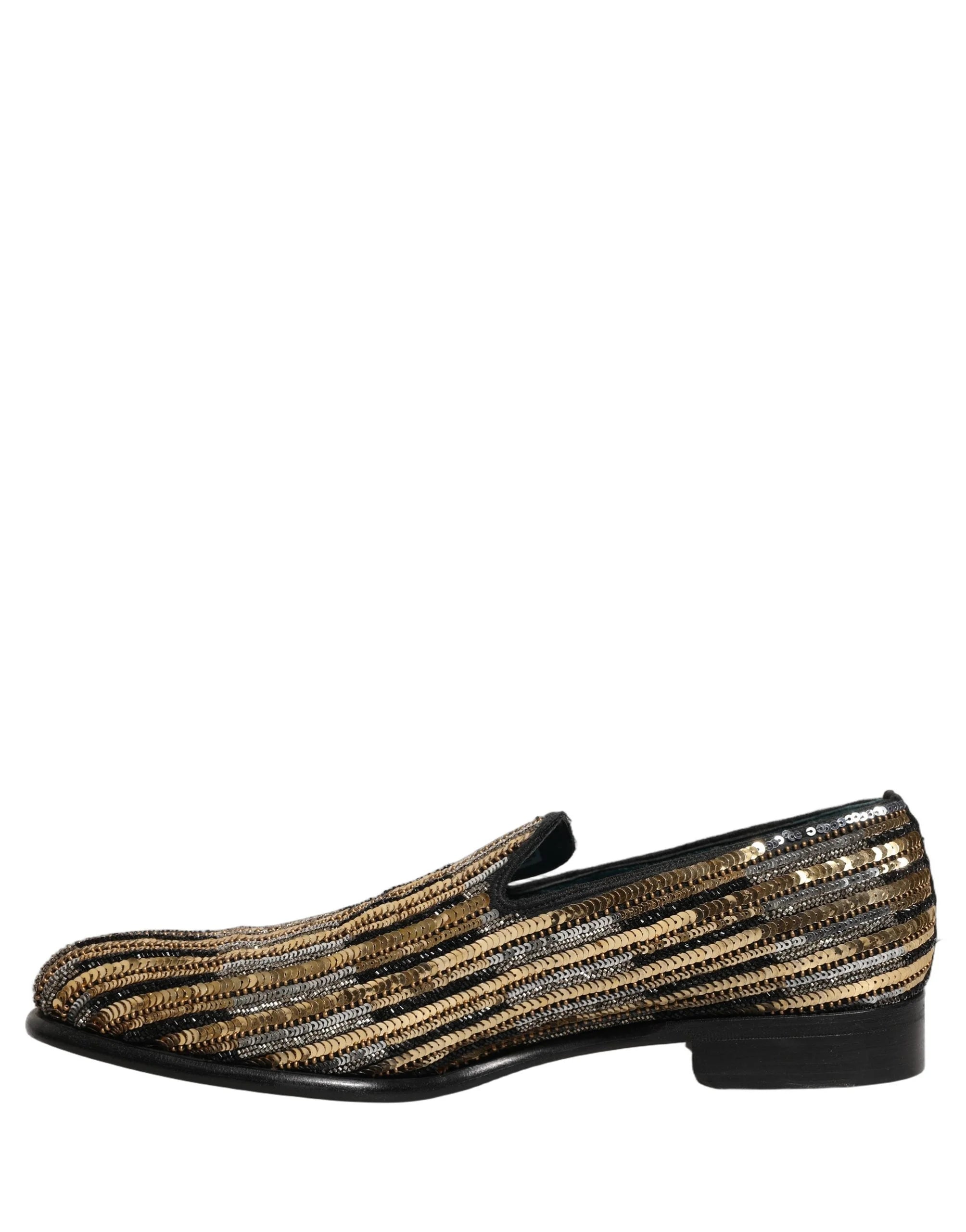 Prise de vue détaillée de la semelle en cuir et du savoir-faire des mocassins Dolce & Gabbana ornés de sequins dorés.