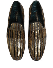 Vue arrière des mocassins dorés Dolce & Gabbana, soulignant le contre-talon structuré et le placement méticuleux des sequins.