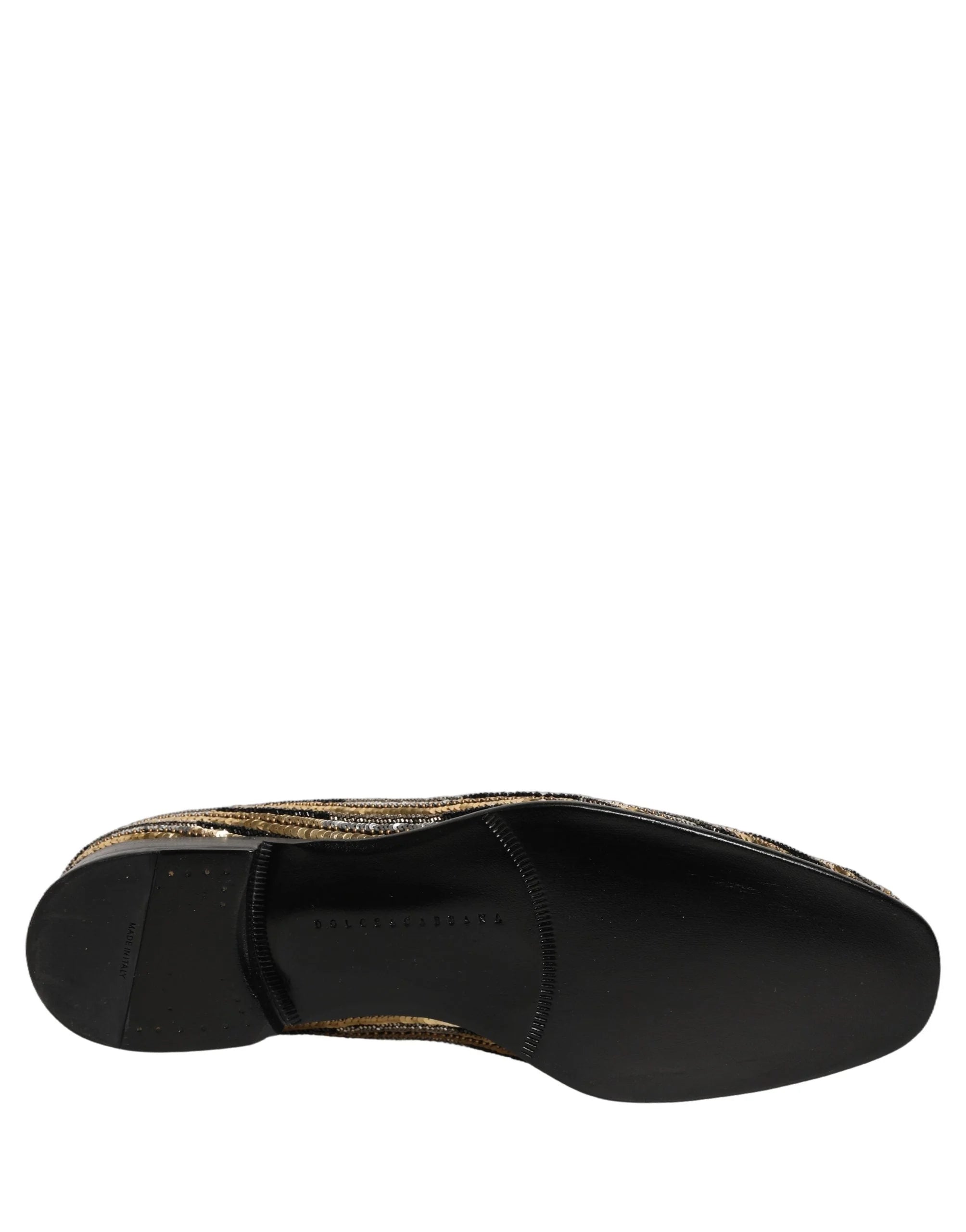 Mocassins pour hommes Dolce & Gabbana avec rayures dorées en sequins, présentant une silhouette classique à enfiler et des finitions en cuir.