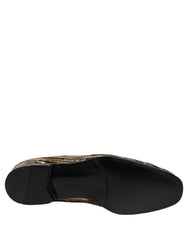 Mocassins pour hommes Dolce & Gabbana avec rayures dorées en sequins, présentant une silhouette classique à enfiler et des finitions en cuir.