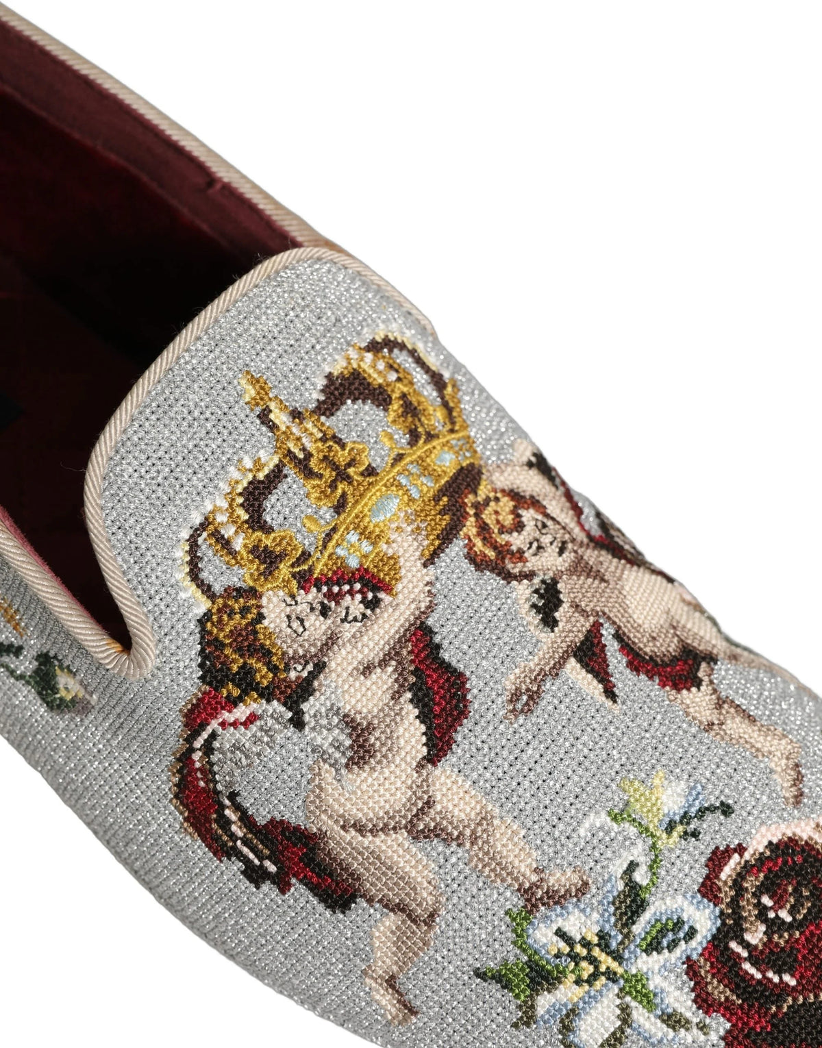 Dolce & Gabbana szürke bőr cipők, díszes korona, rózsa és angyal hímzéssel, klasszikus csúszó cipő formában.