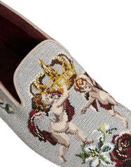 Dolce & Gabbana szürke bőr cipők, díszes korona, rózsa és angyal hímzéssel, klasszikus csúszó cipő formában.