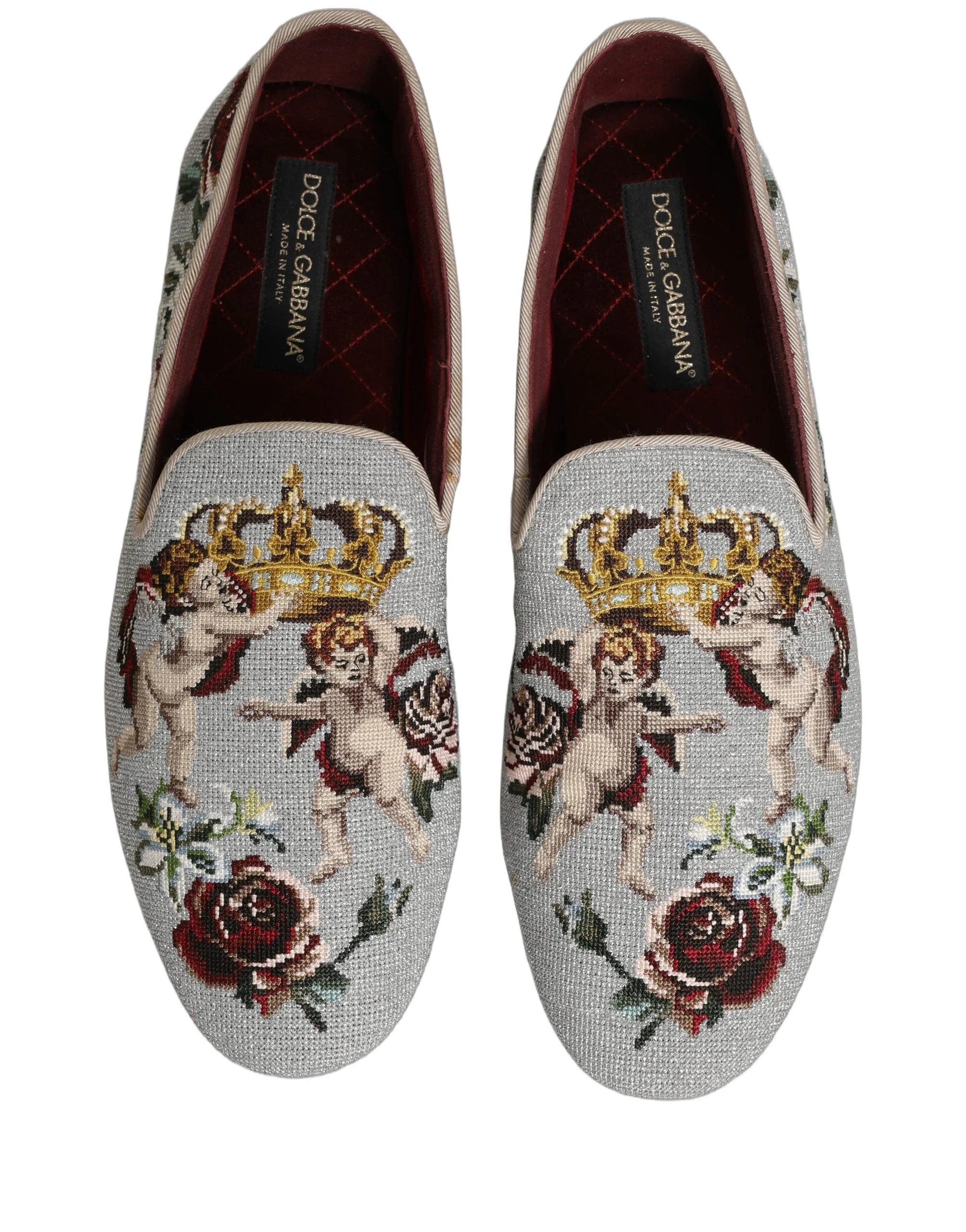 A Dolce & Gabbana hímzett cipők hátulnézete, a sima szürke bőr saroktámaszt és a strukturált formát hangsúlyozza.