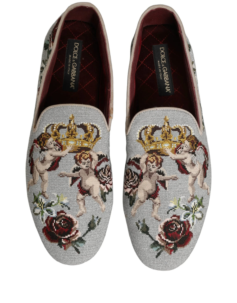 A Dolce & Gabbana hímzett cipők hátulnézete, a sima szürke bőr saroktámaszt és a strukturált formát hangsúlyozza.