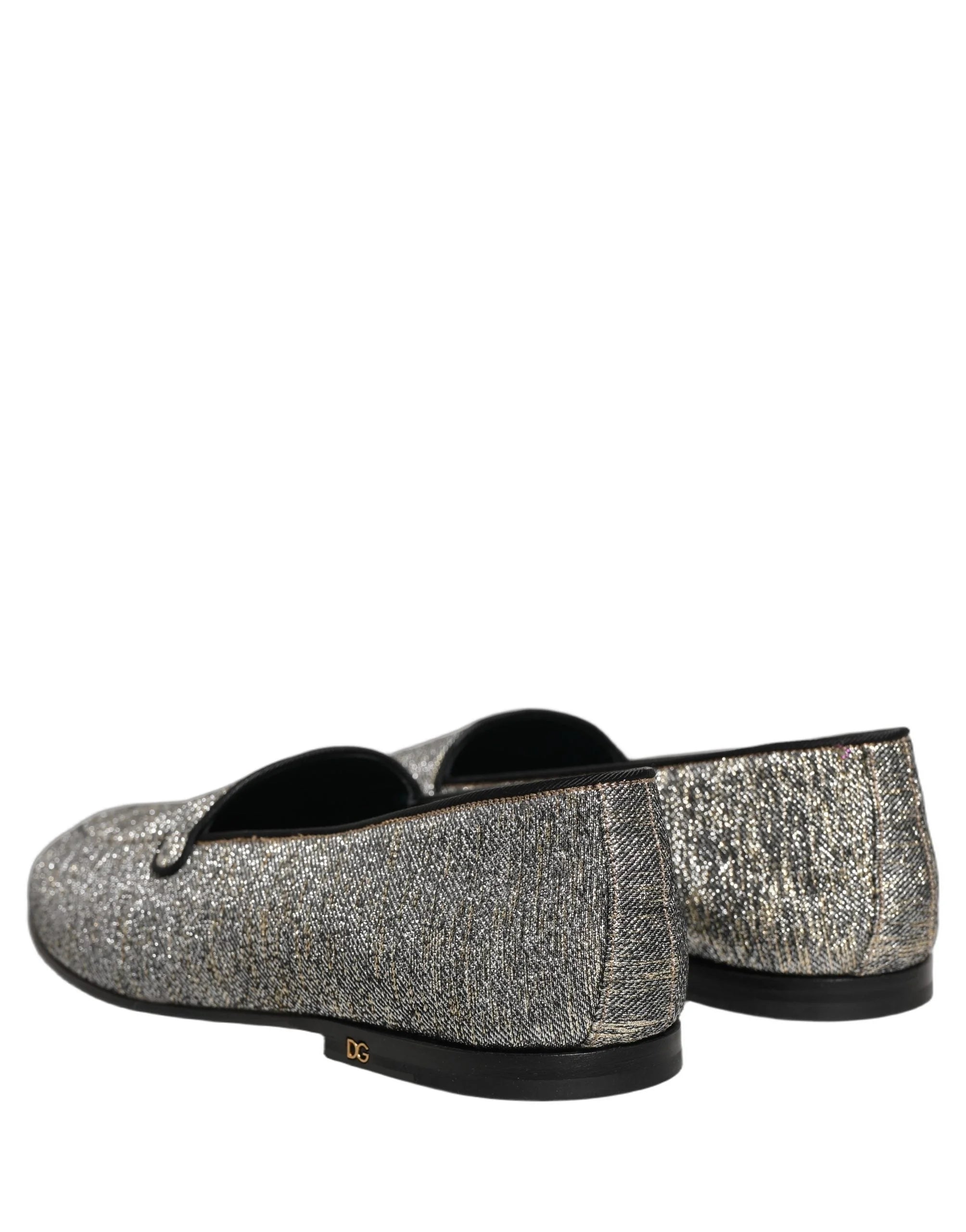 Close-up van het getextureerde lurex glitter materiaal op Dolce & Gabbana heren loafers, met het fijne metalen weefsel.