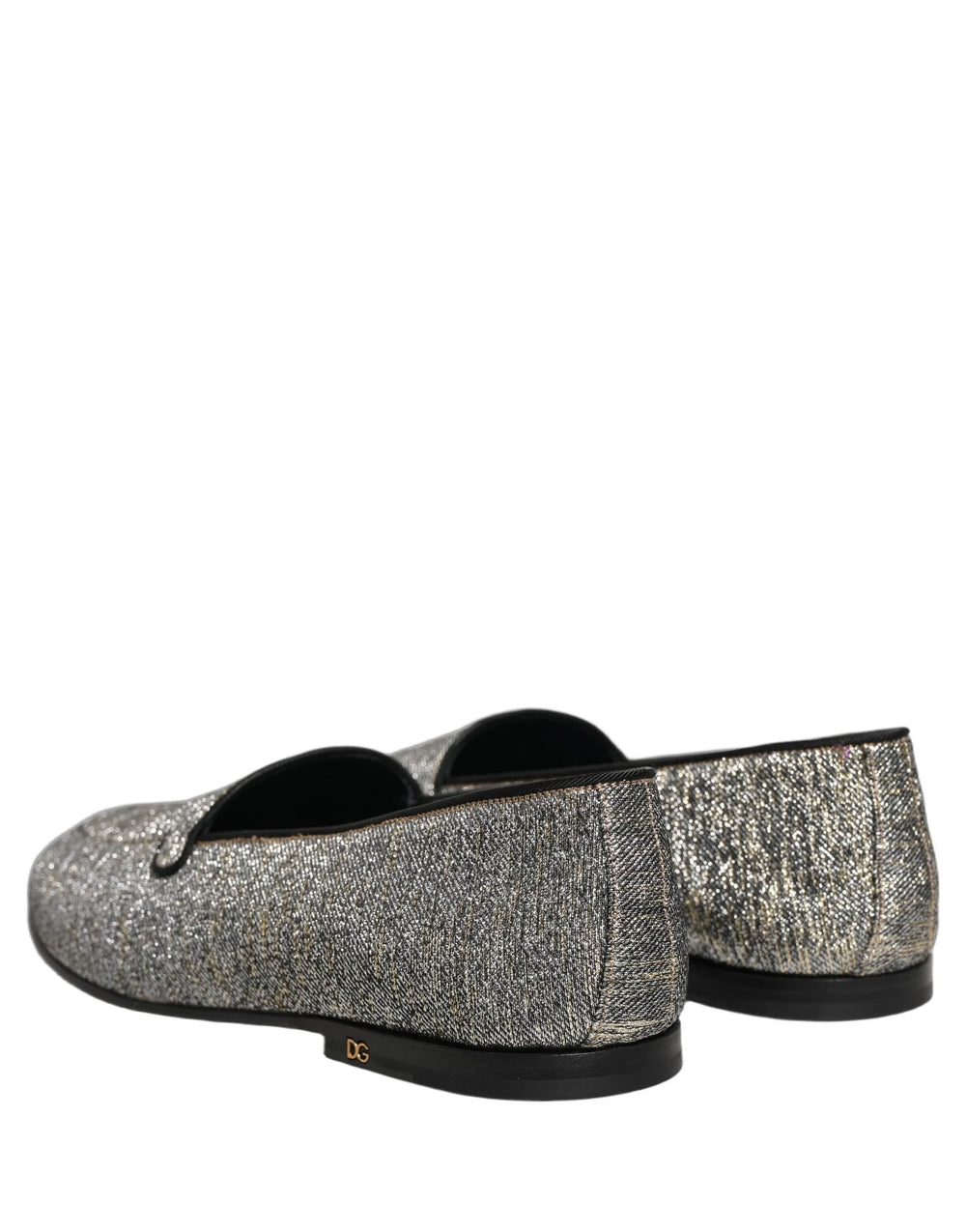 Close-up van het getextureerde lurex glitter materiaal op Dolce & Gabbana heren loafers, met het fijne metalen weefsel.