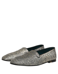 Van bovenaf gezien van grijze glitter loafers van Dolce & Gabbana met een luxe lederen voering en een gemarkeerde binnenzool.