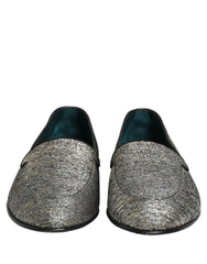 Zijaanzicht van de Dolce & Gabbana grijze glitter loafers, met de lage hak en verfijnde avondsilhouet.