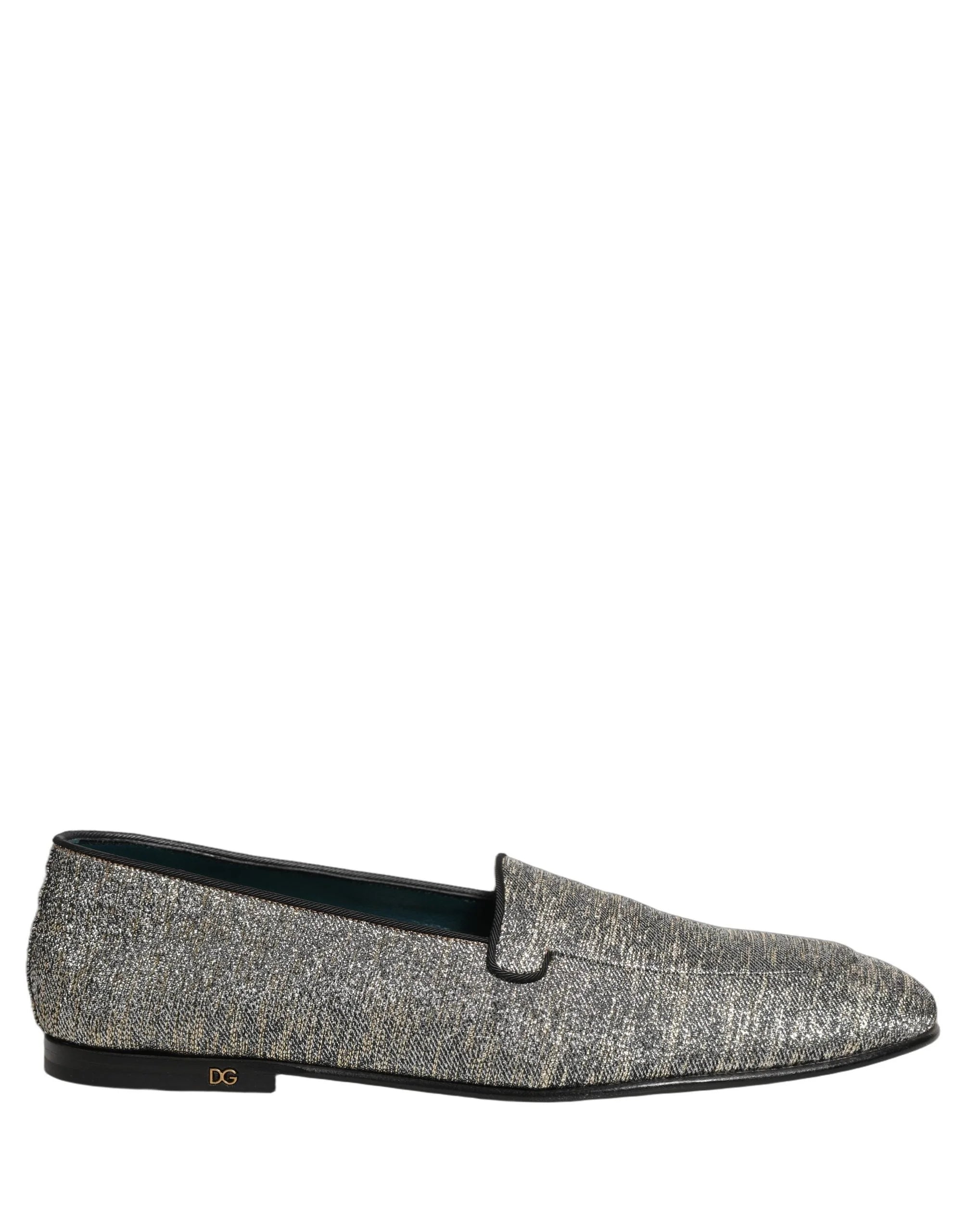 Schuin aanzicht van de grijze lurex loafers van Dolce & Gabbana, waarbij het elegante lichtreflecterende glitteroppervlak wordt benadrukt.