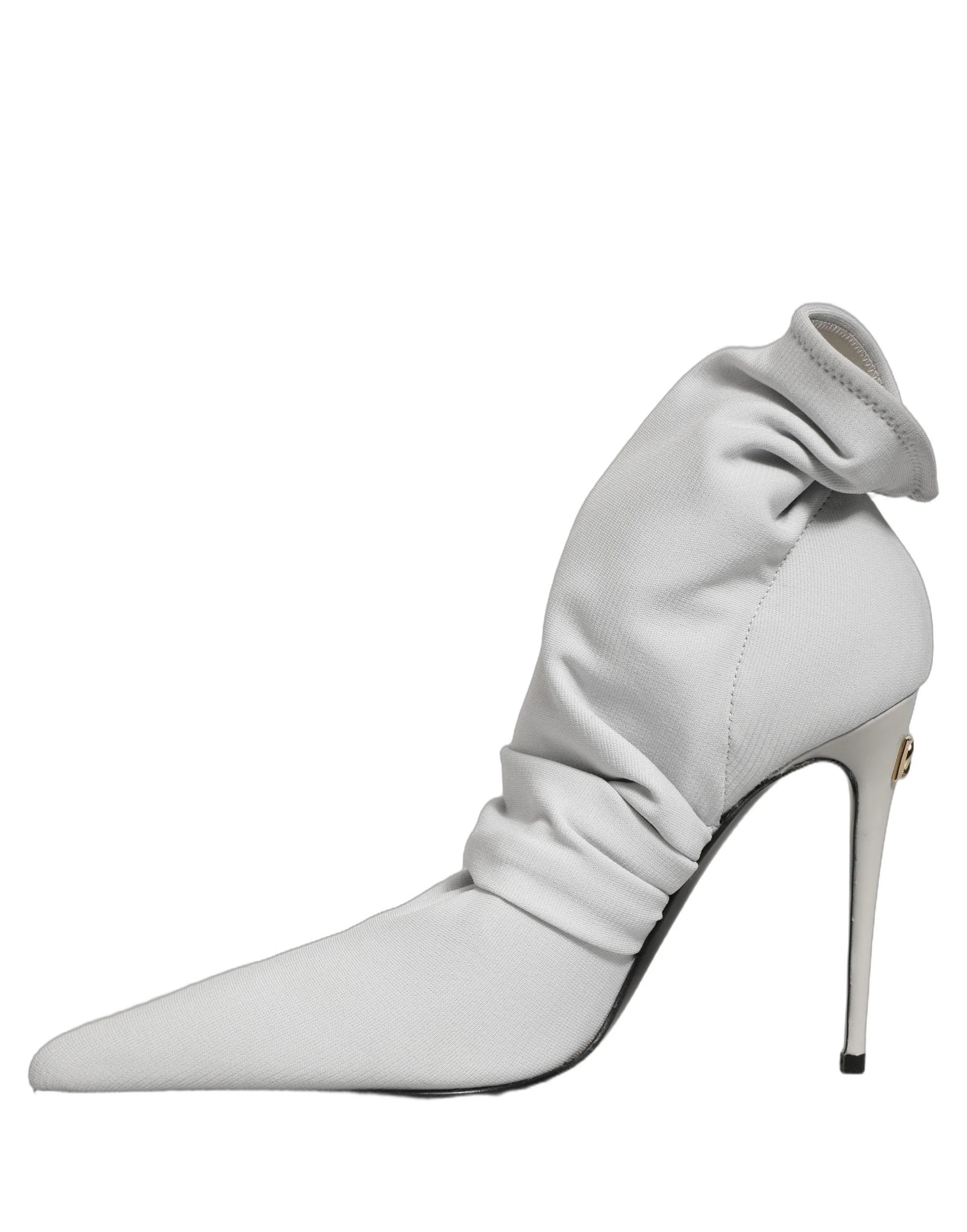 Nærbilde av det teksturerte grå stretchstrikkestoffet på Dolce & Gabbana ankelstøvletter, som fremhever den premium vevingen.