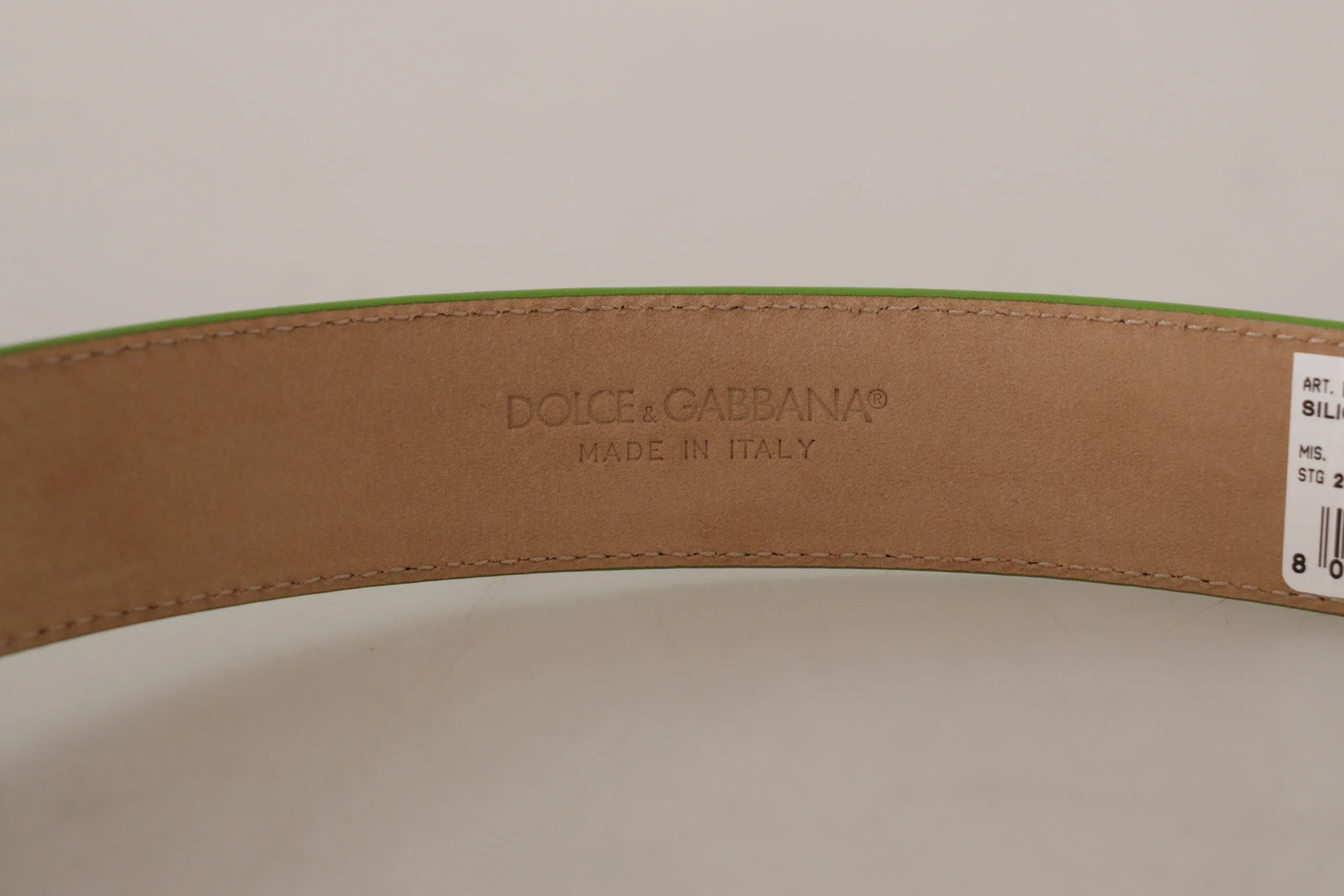Vue détaillée du cuir vert texturé et des coutures de précision sur la ceinture utilitaire de luxe Dolce & Gabbana.