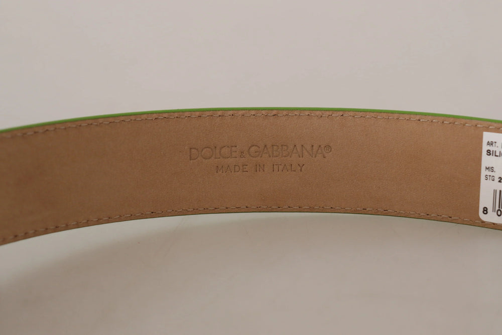 Vue détaillée du cuir vert texturé et des coutures de précision sur la ceinture utilitaire de luxe Dolce & Gabbana.