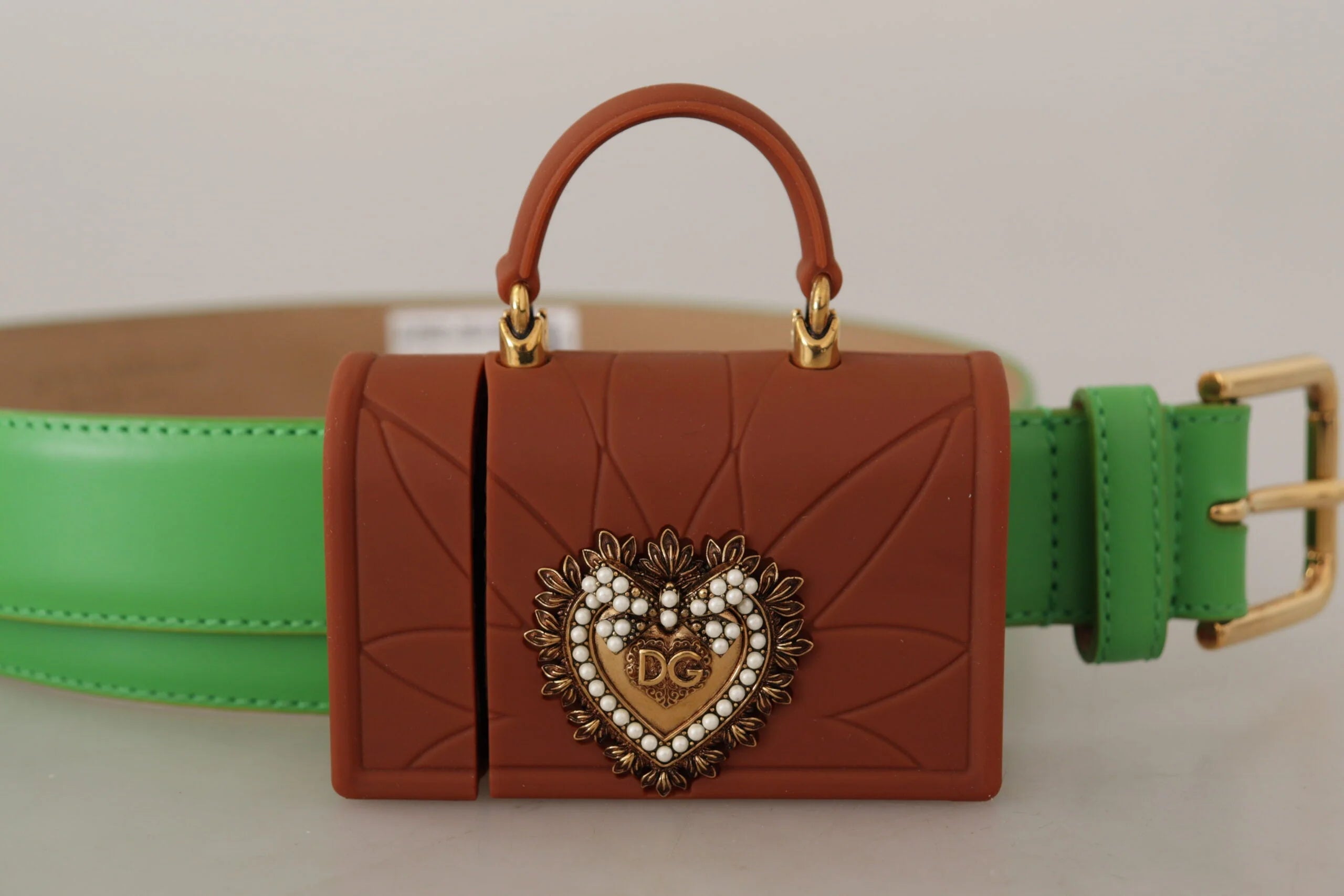 Perspective arrière de la ceinture Devotion de Dolce & Gabbana, montrant la finition en cuir vert lisse et les pochettes structurées.