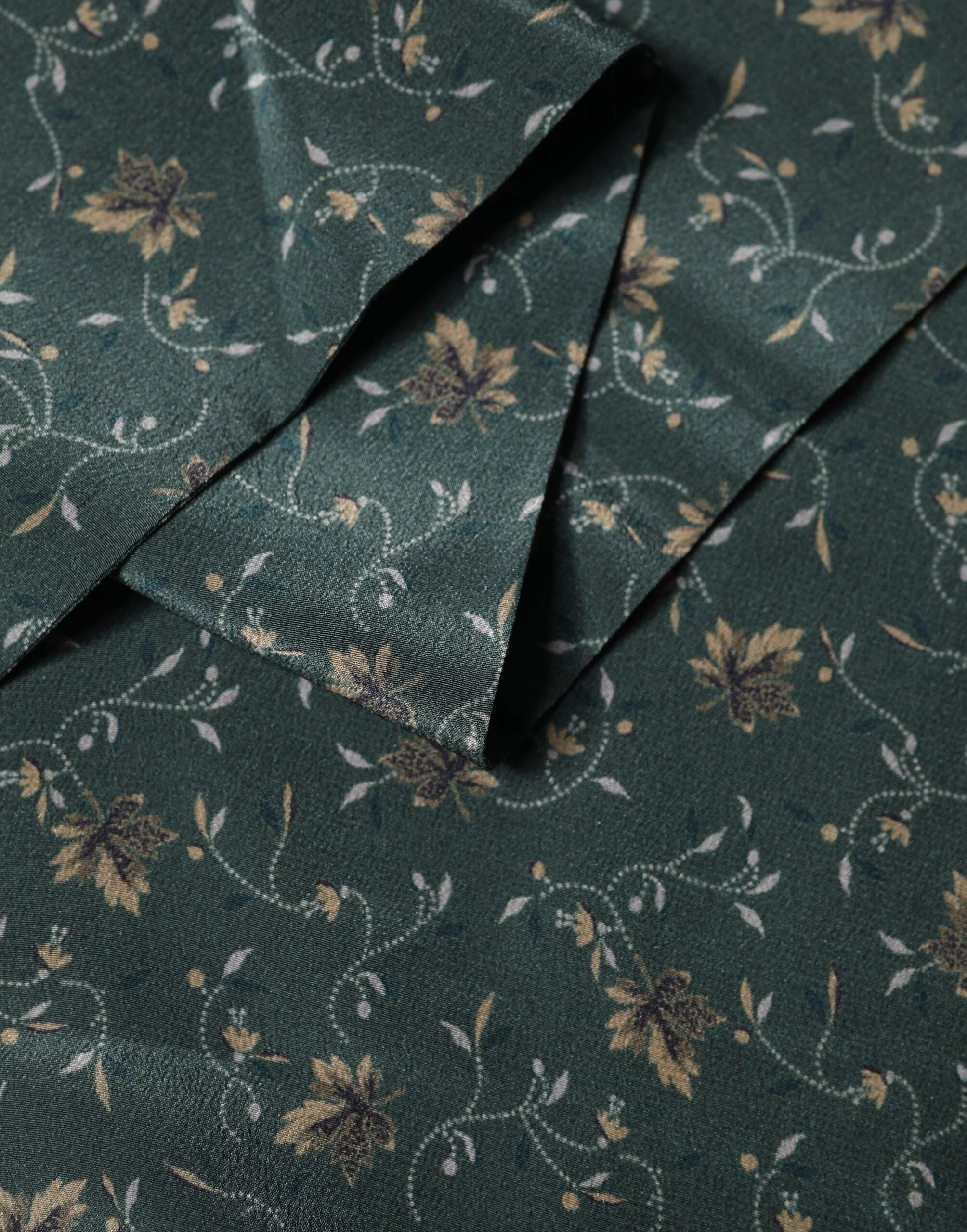 Dolce & Gabbana Green Silk Floral Pattern Fringed 135cm X 16cm Scarf