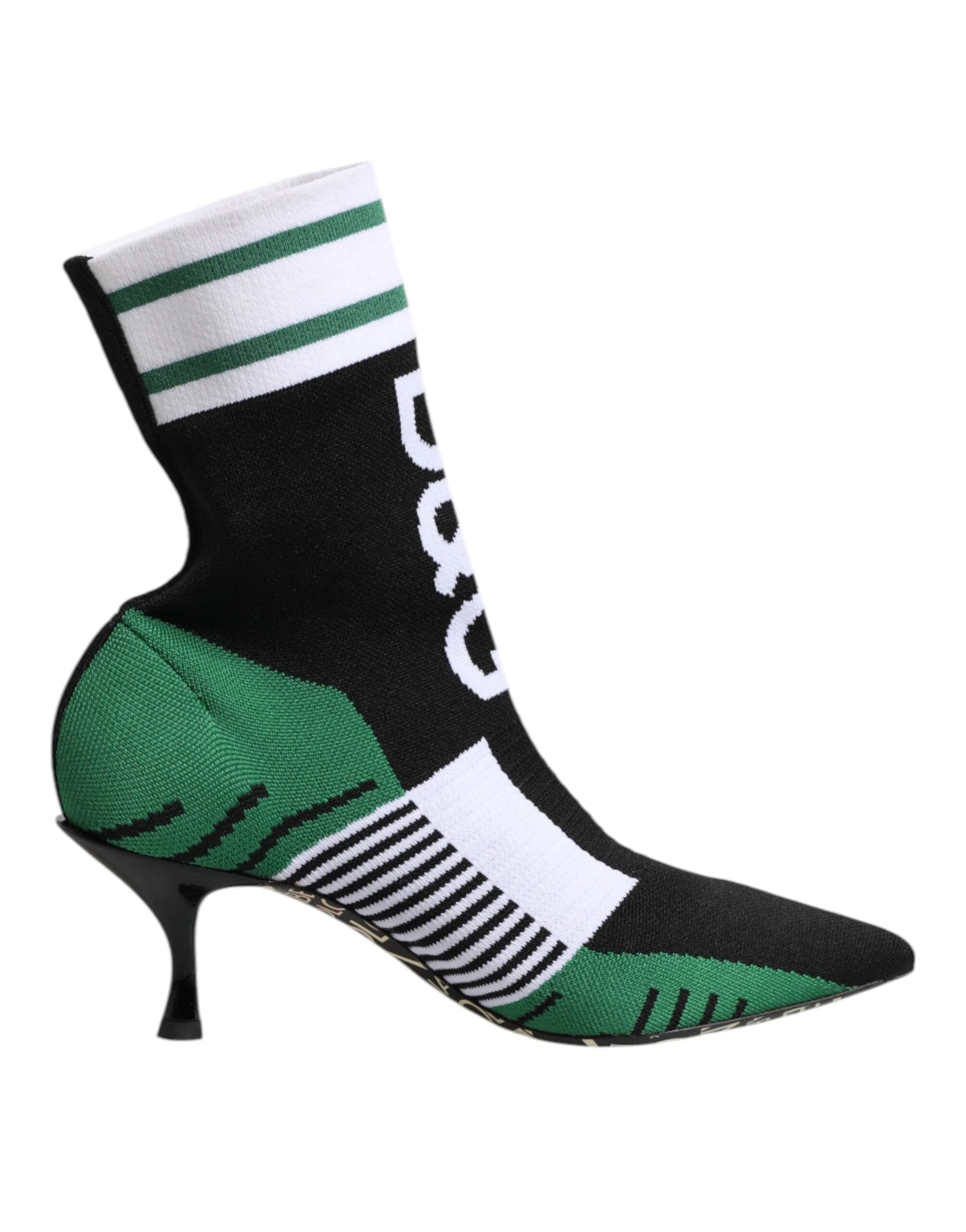 Detailna fotografia textury smaragdovo zelenej elastickej latky na luxusnych kotnickovych topankach Dolce & Gabbana.