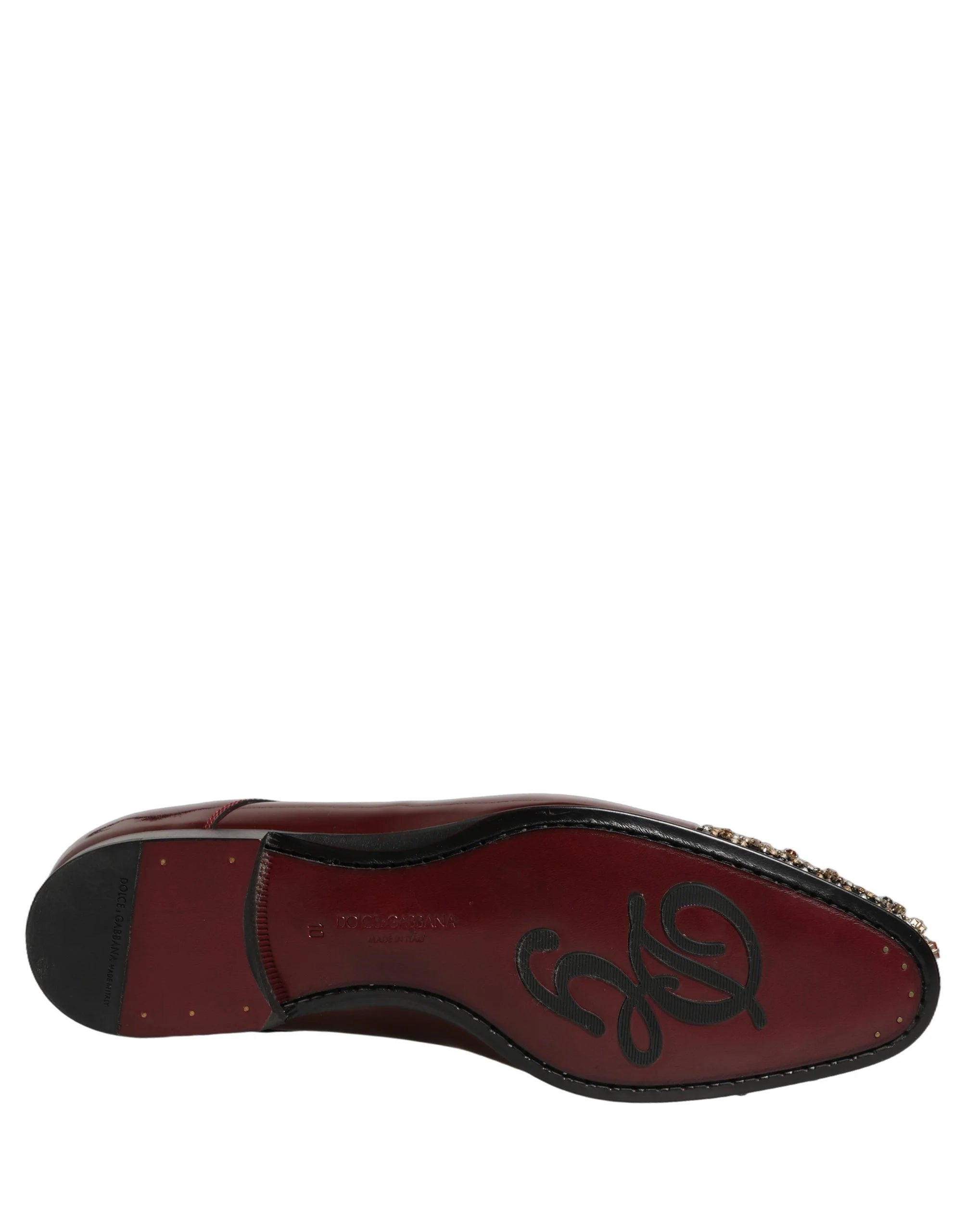 Paar Dolce & Gabbana marooni kingi, mis on nurga alt võetud, et näidata valgust neelavaid kristalli aktsente.