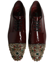 Dolce & Gabbana marooni kingade küljepilt, mis näitab stiilset siluetti ja kündilist kontsa.