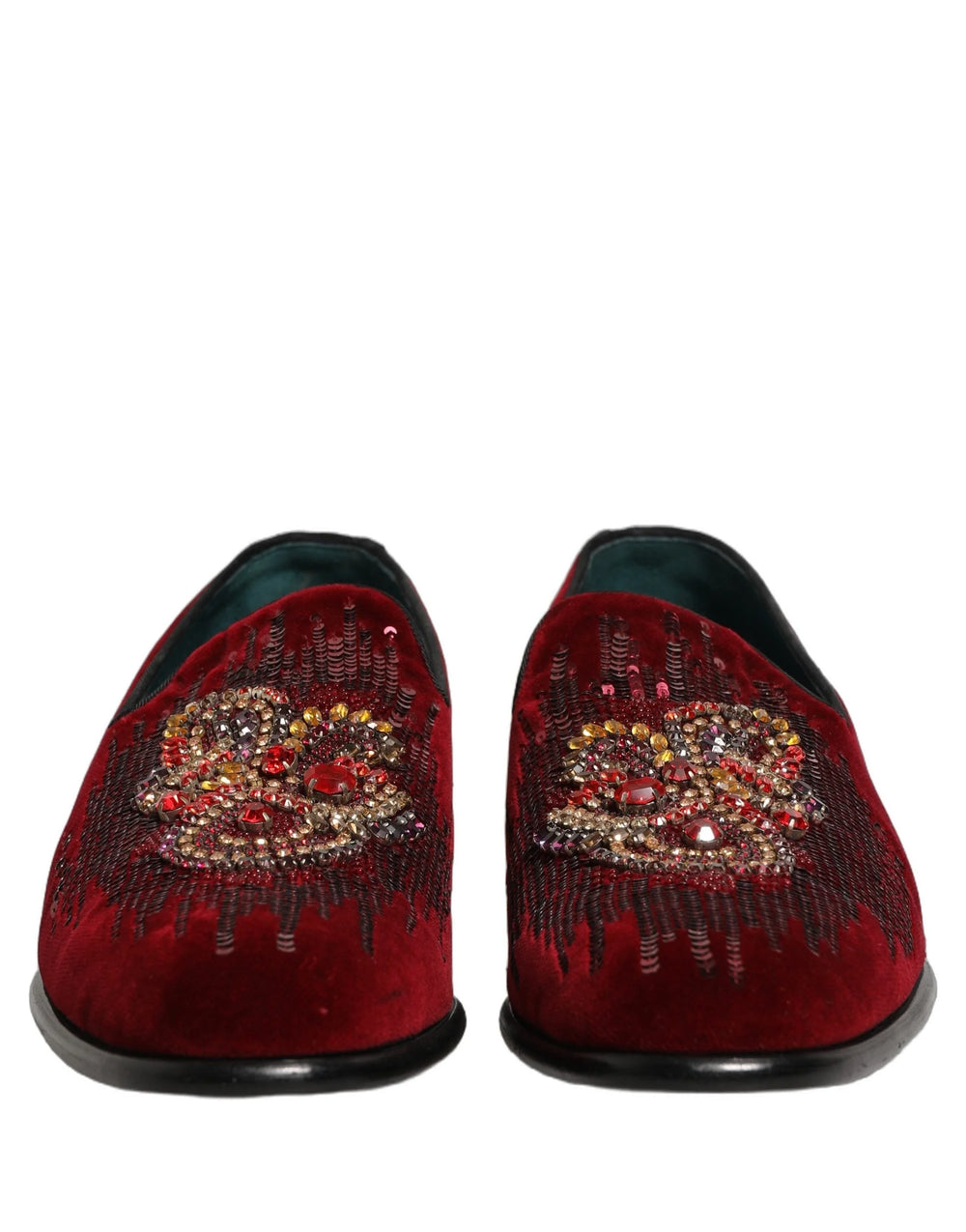 Dolce & Gabbana marooni värvi pidulike kingade küljepilt, mis näitab struktuurset siluetti ja sädelevat paelteviimistlust.