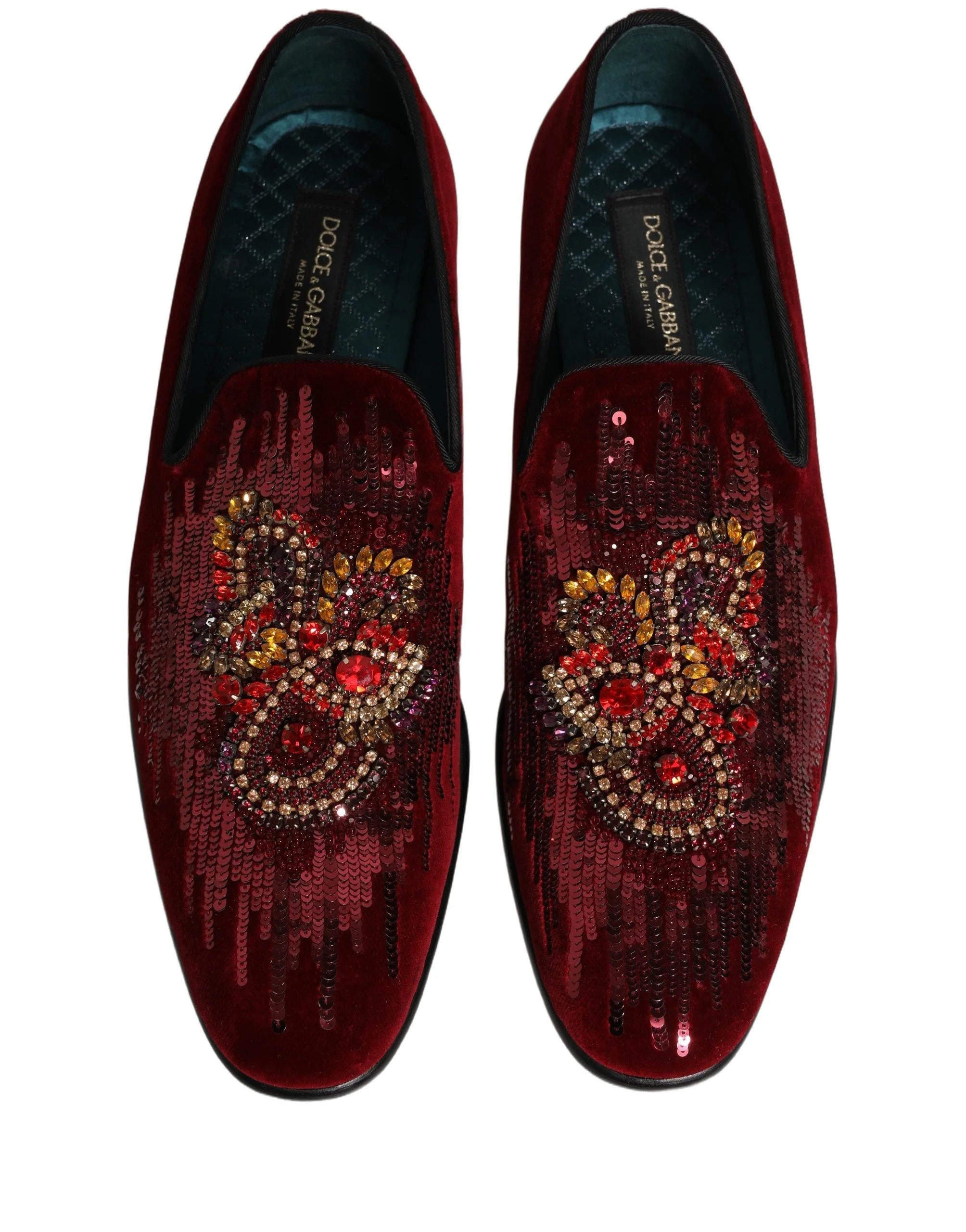 Dolce & Gabbana marooni värvi pidulike kingade tagaview, mis rõhutab tugevdavat nahast kontsa ja täpset Itaalia käsijälge.