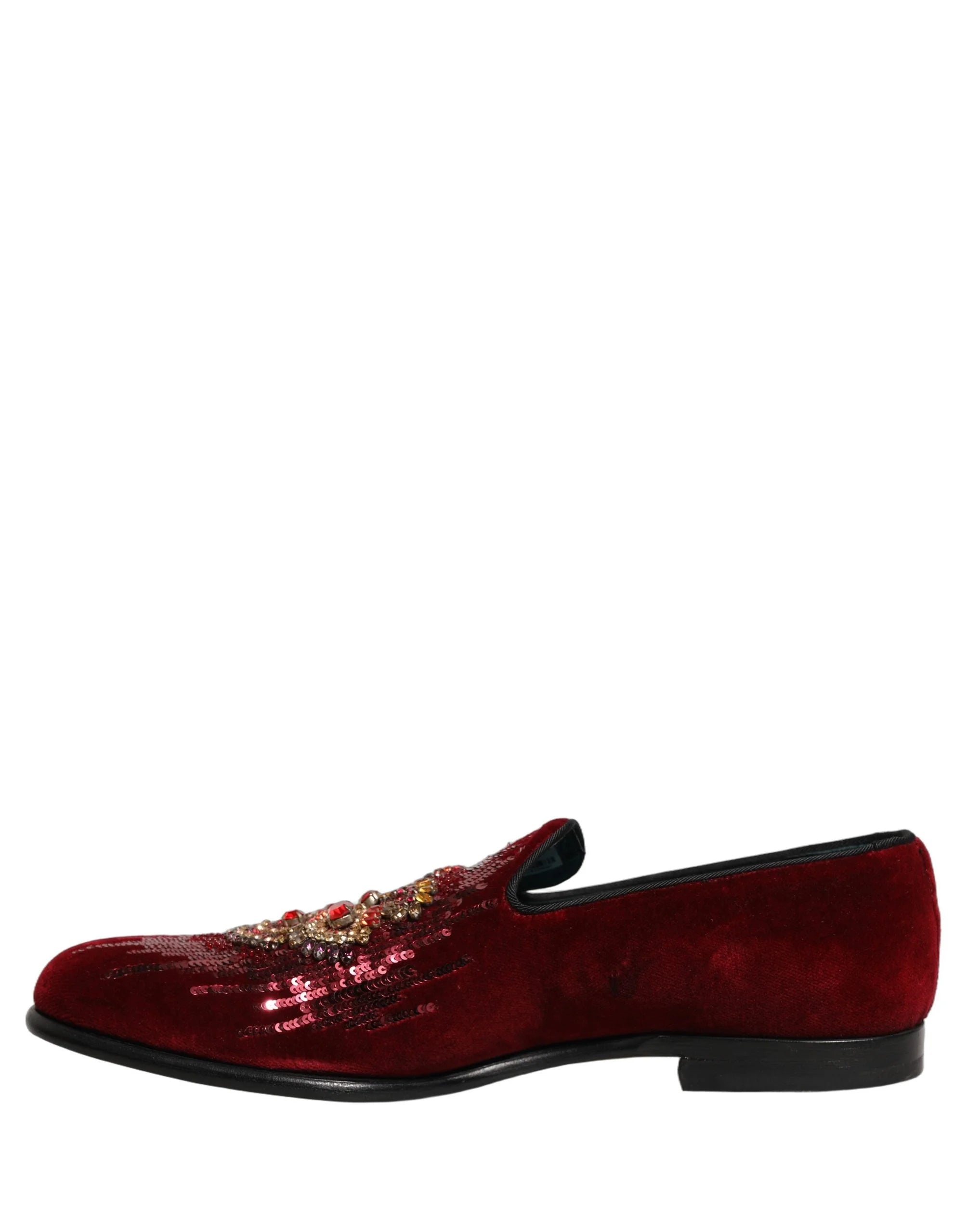Detailne kaadrid Dolce & Gabbana piduliku kinga luksuslikust nahasisemusest ja bränditud sisetalast.