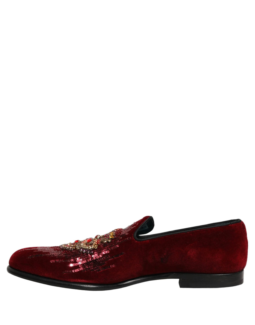 Detailne kaadrid Dolce & Gabbana piduliku kinga luksuslikust nahasisemusest ja bränditud sisetalast.