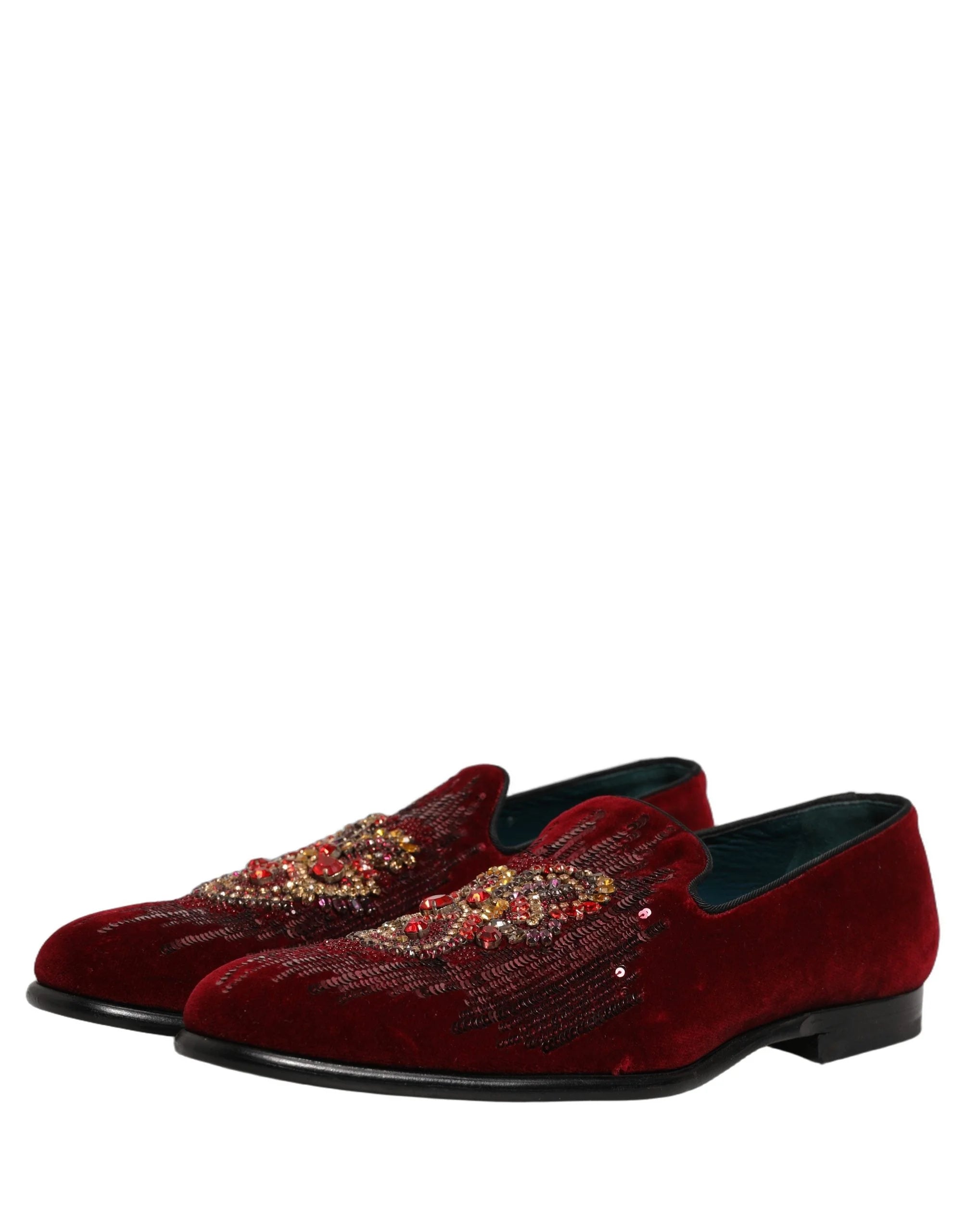 Dolce & Gabbana kingade ülaltvaade, mis näitab sümmeetrilisi kivikividemustreid marooni värvi paeltega varbaosas.