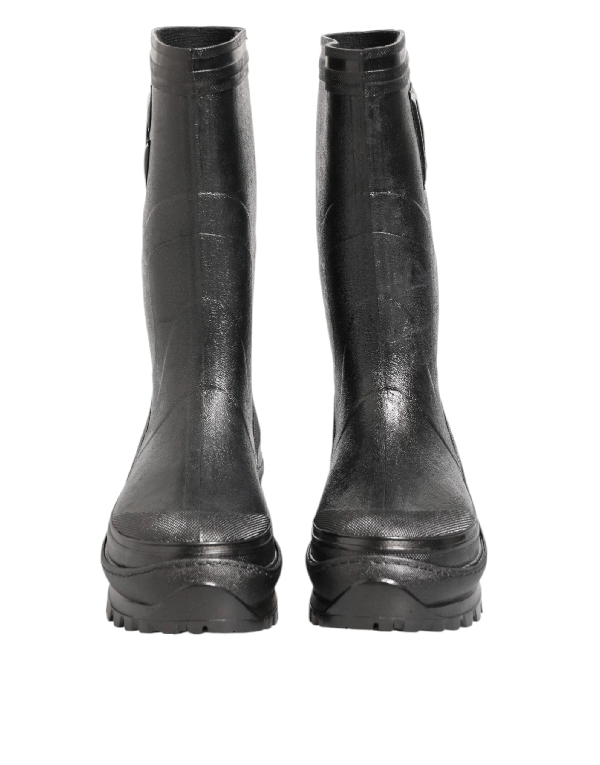 Čierne dámske čižmy Dolce & Gabbana s metalickým povrchom, ktoré sa dajú ľahko obliecť, v štýlovej zmesi PVC a kože, záber spredu.