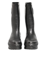 Čierne dámske čižmy Dolce & Gabbana s metalickým povrchom, ktoré sa dajú ľahko obliecť, v štýlovej zmesi PVC a kože, záber spredu.