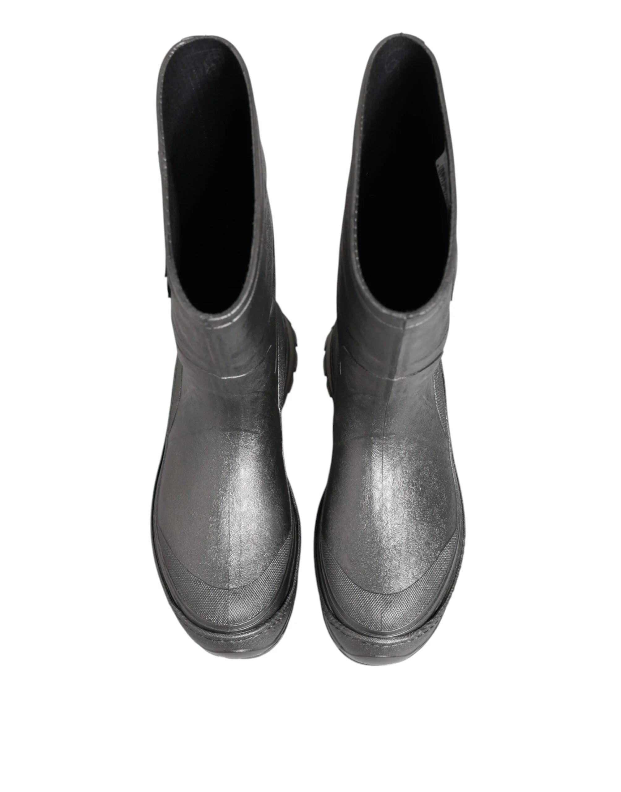 Sideprofil av Dolce & Gabbana sølv metalliske regnstøvler som viser den slanke, vanntette gummikonstruksjonen.