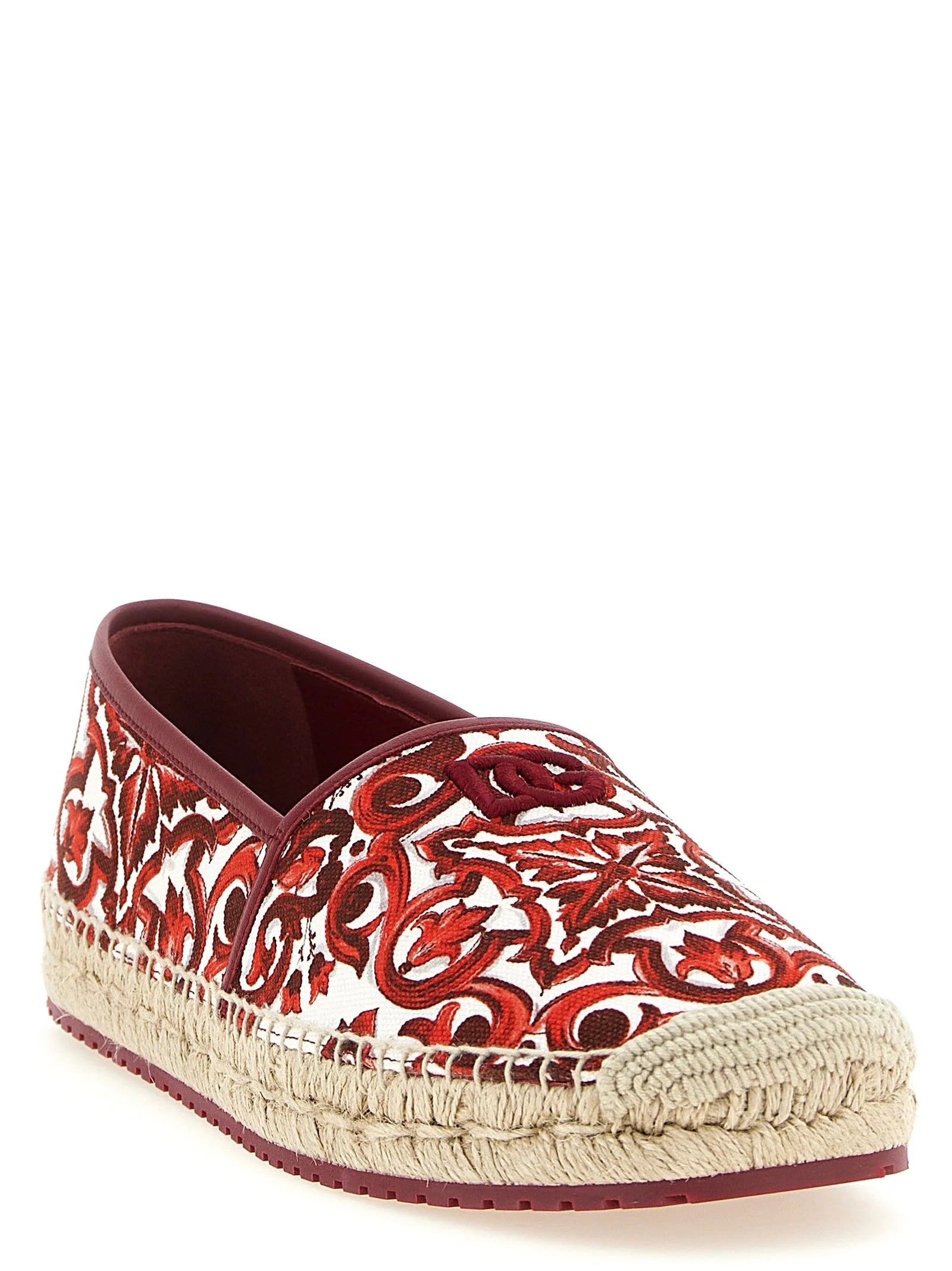 Profil z boku vzorovaných espadriliek Dolce & Gabbana, ktorý ukazuje tradičnú pletenú jutovú podrážku a štíhly profil.