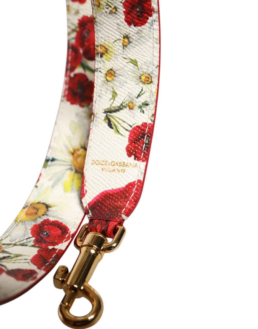 Detalhe dos fechos de lagosta em dourado gravados em uma alça de ombro em couro de píton multicolorida Dolce & Gabbana.