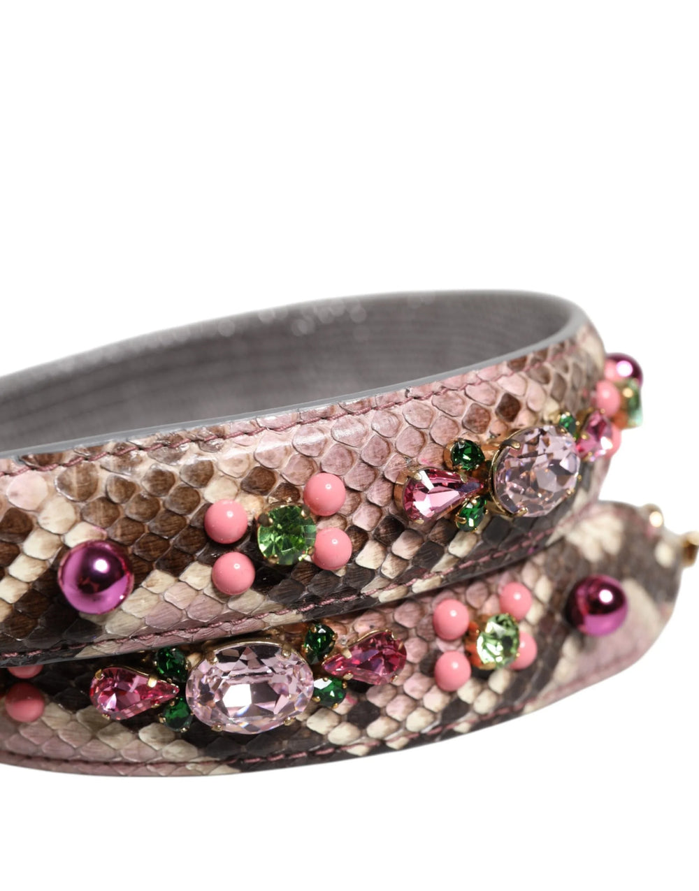 Részletes nézet a csiszolt arany színű hardverről és a Dolce & Gabbana logó dombormintájáról a kígyóbőr pánton.