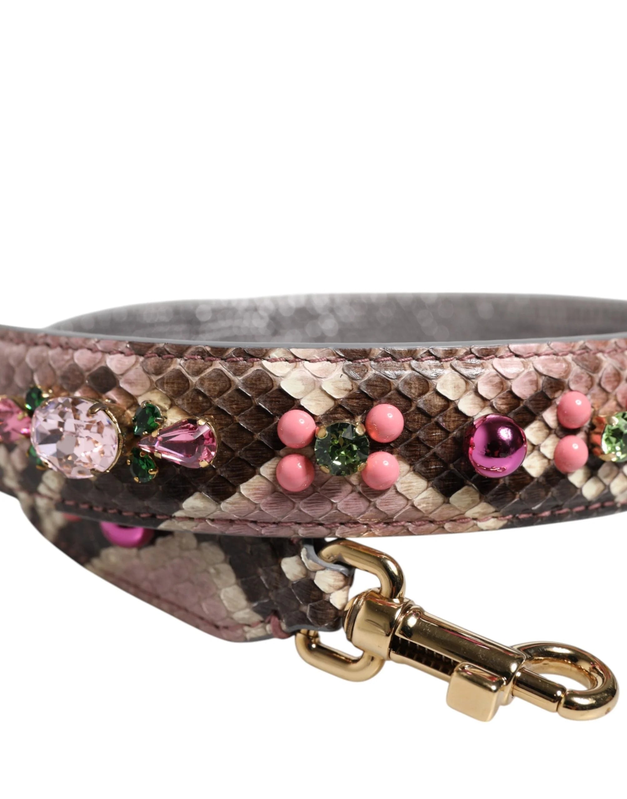 A Dolce & Gabbana 100%-ban kígyóbőr pántjának hátoldala, a természetes szemcsés felületét és a kifinomult kézművességet mutatja.