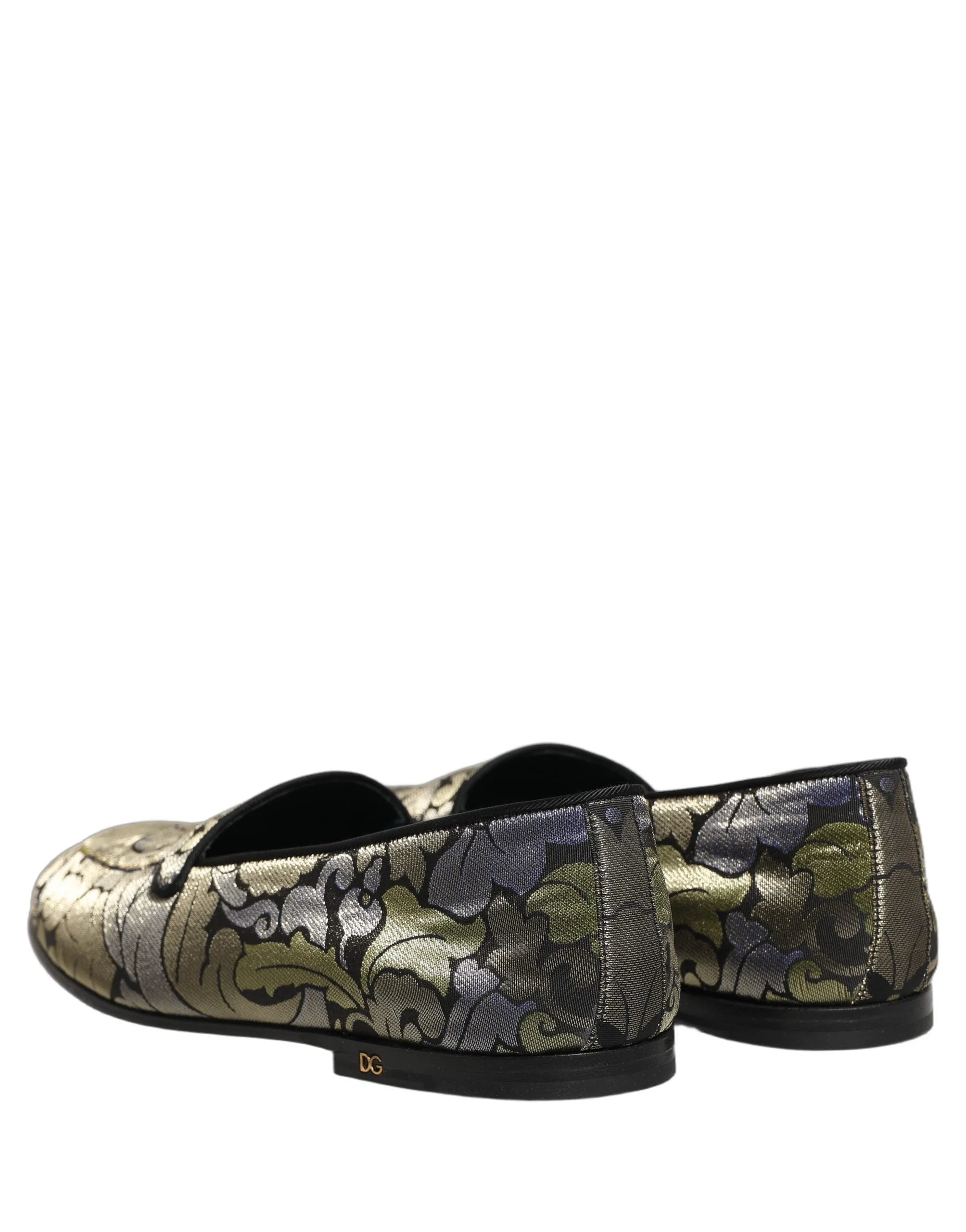 Close-up do luxuoso tecido de jacquard floral e costura precisa nestes sapatos masculinos Dolce & Gabbana.