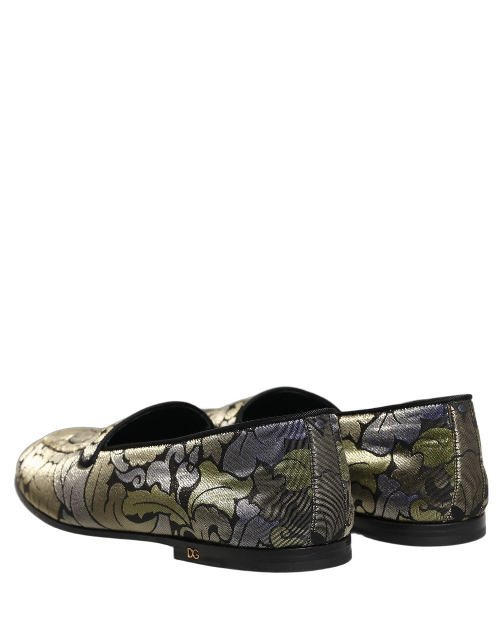 Close-up do luxuoso tecido de jacquard floral e costura precisa nestes sapatos masculinos Dolce & Gabbana.