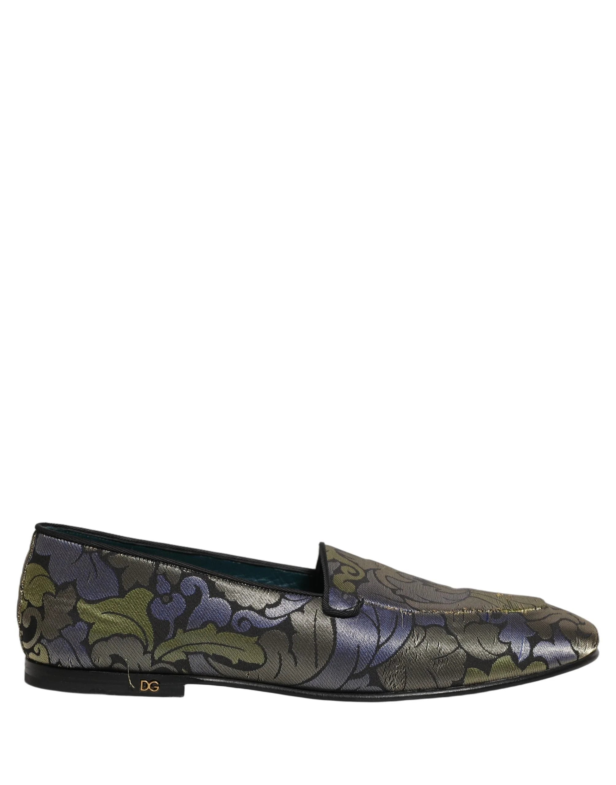 Mocassins de jacquard floral Dolce & Gabbana apresentados num estúdio profissional, mostrando o legado italiano.