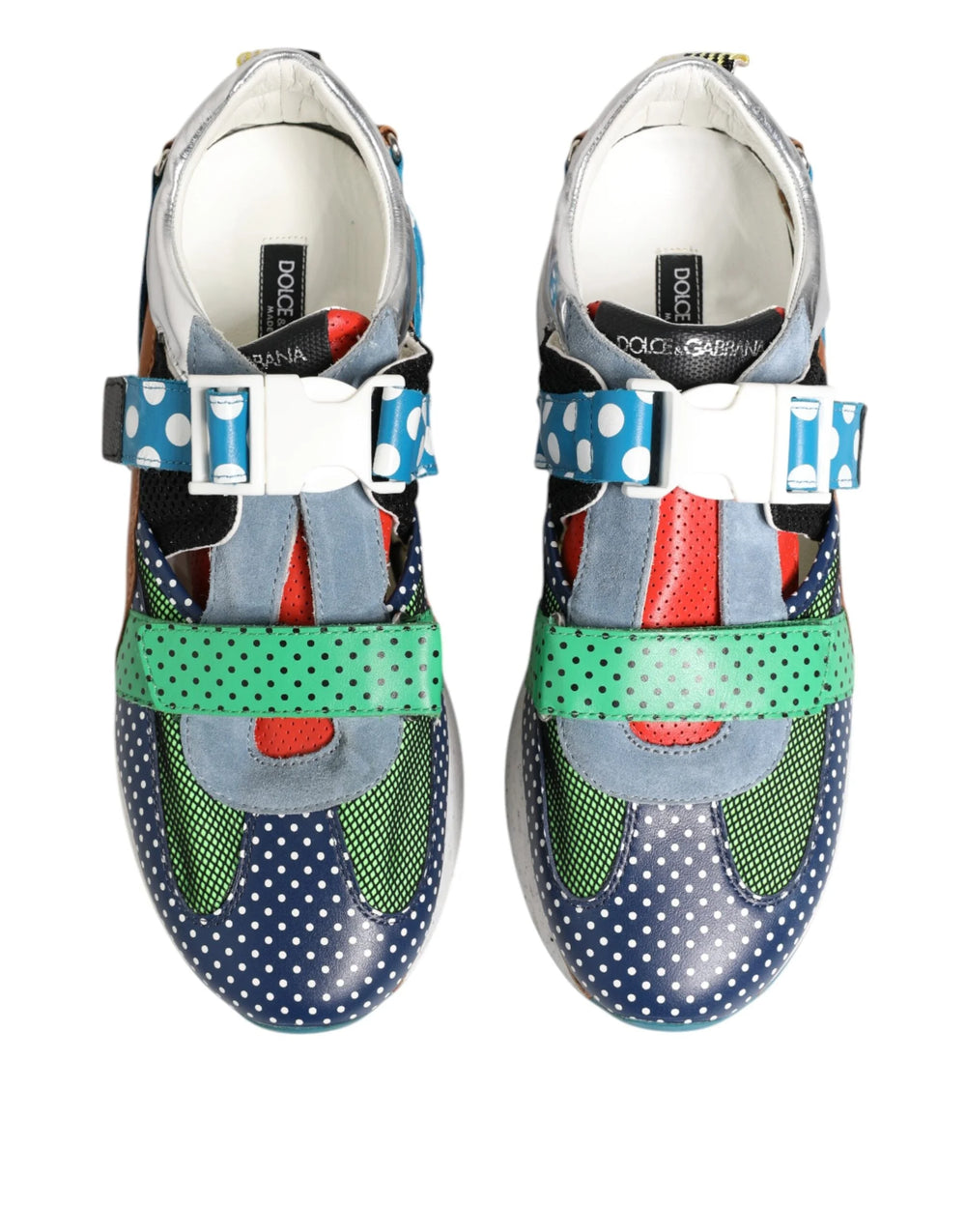 Schuine hoek van Dolce & Gabbana leren sneakers, toont het levendige multicolor paneel en het strakke silhouet.
