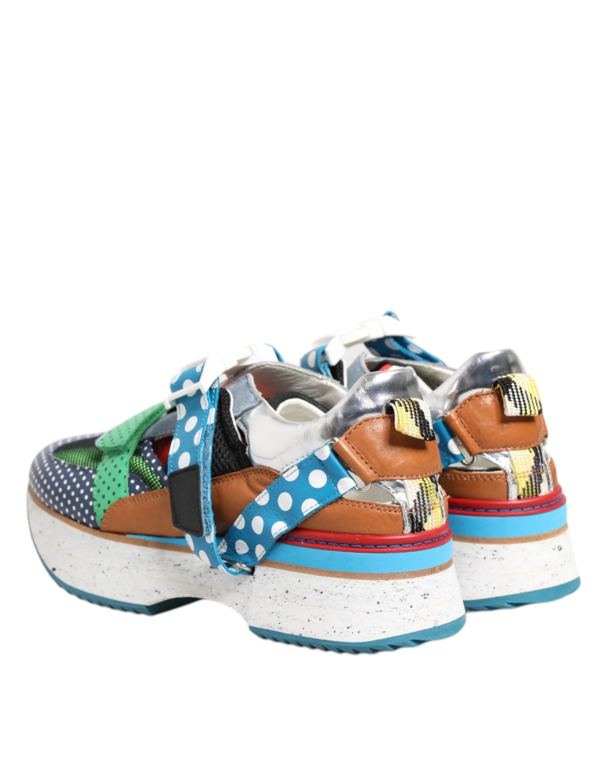 Close-up van de multicolor kalfsleren textuur en precisie stiksels op Dolce & Gabbana design sneakers.
