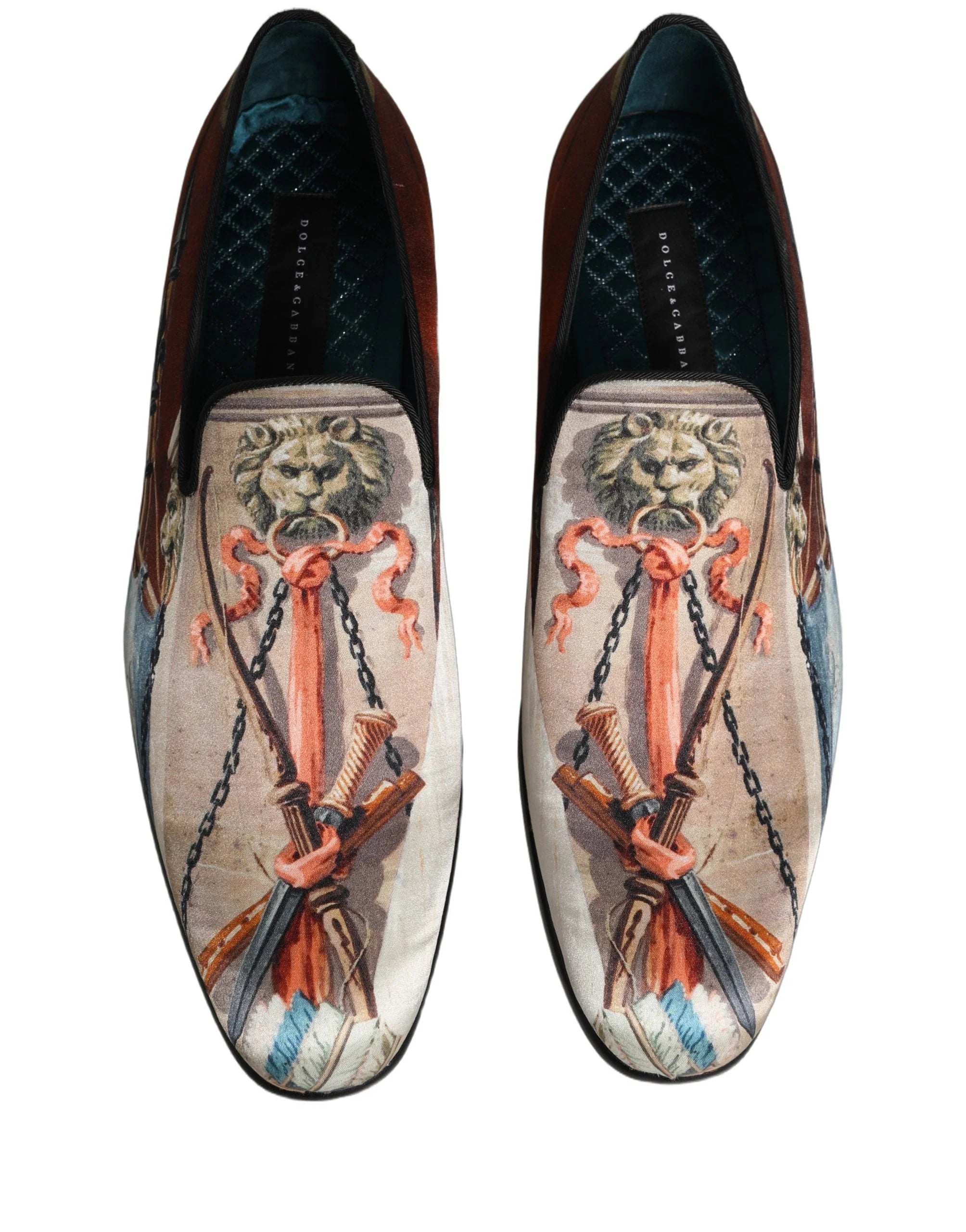 Vista posterior dos sapatos slip-on multicolor da Dolce & Gabbana, destacando o calcanhar estruturado e o estampado perfeito.