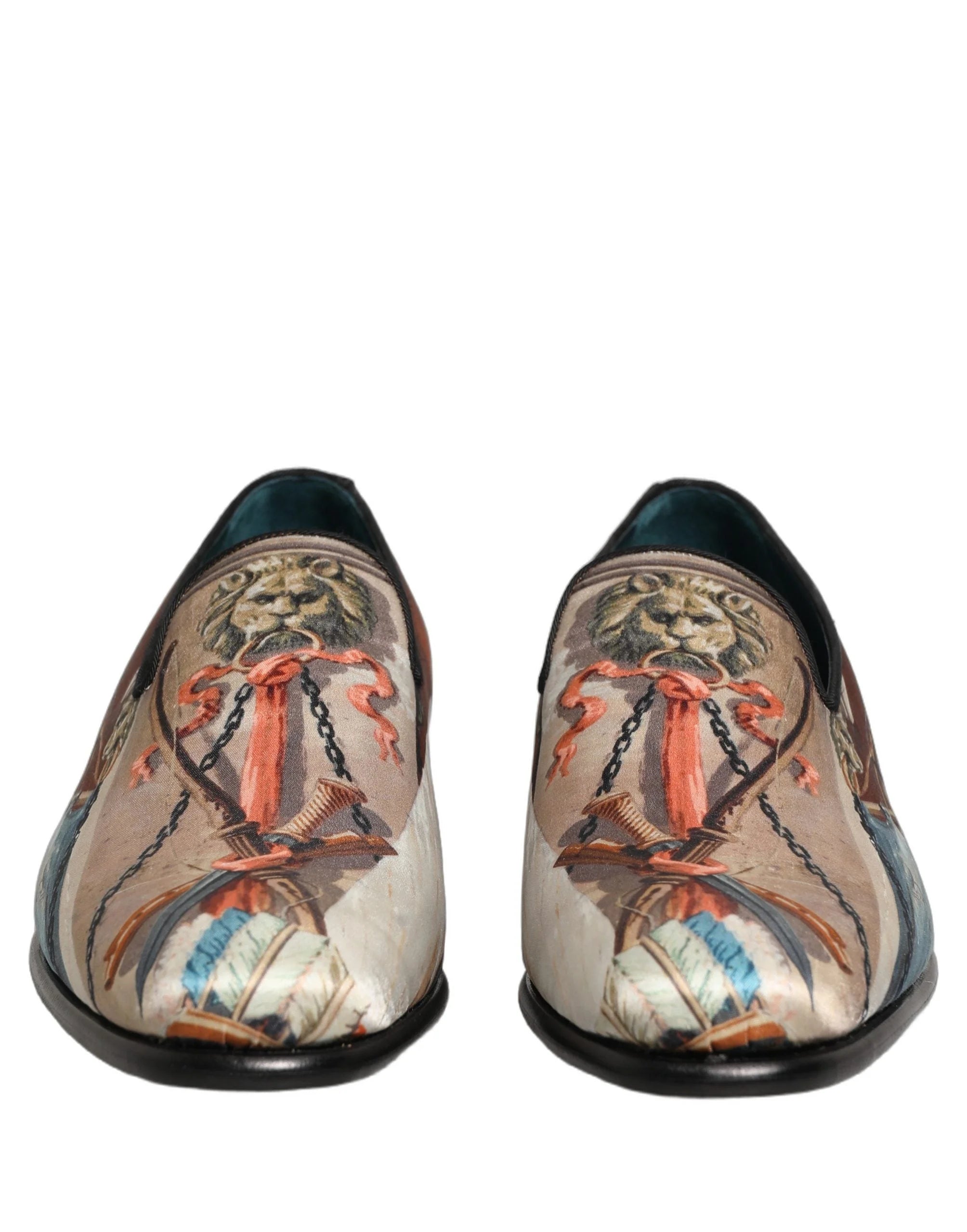 Perfil lateral dos mocassins com estampado de leão da Dolce & Gabbana, mostrando a silhueta elegante e a construção em couro premium.