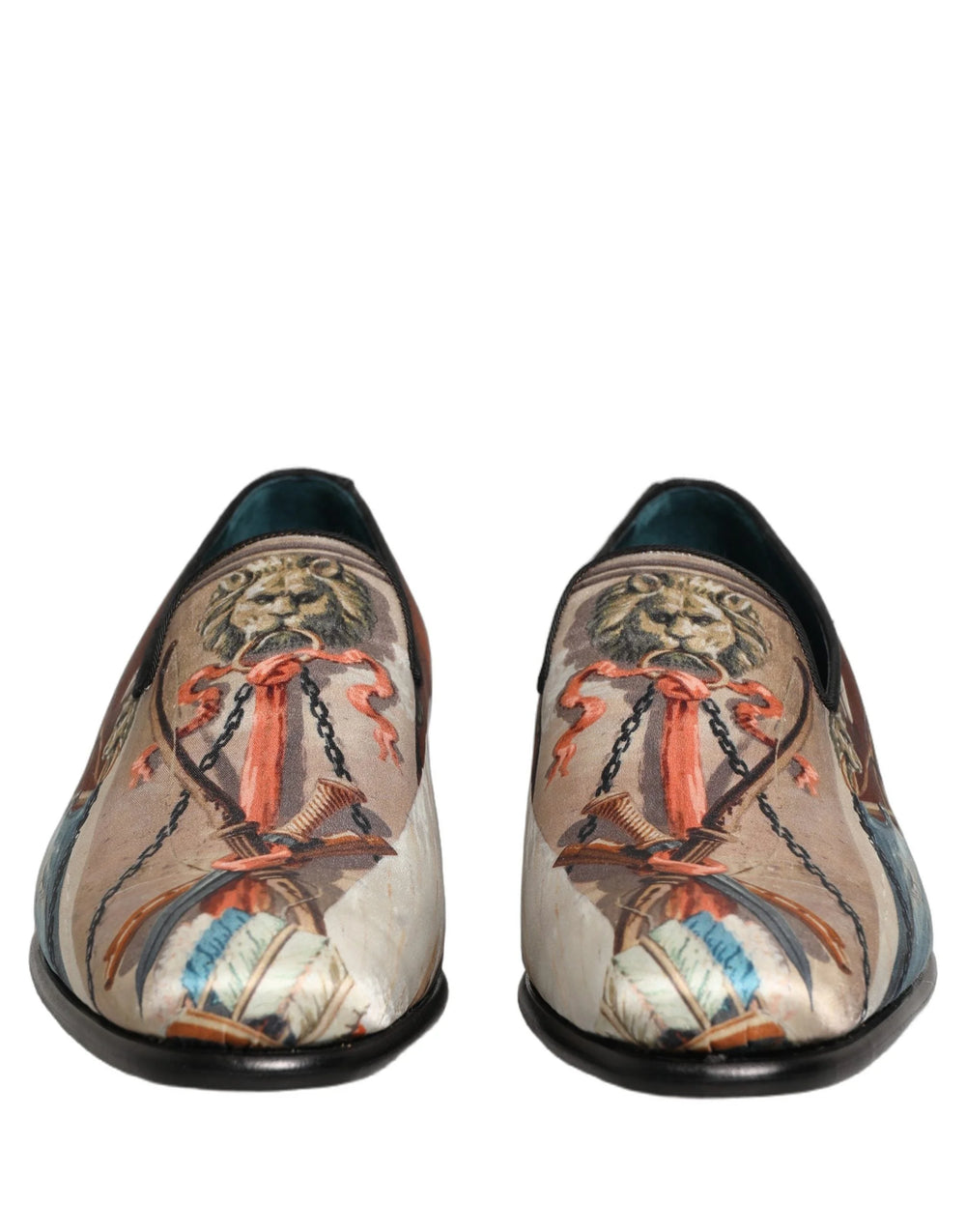 Perfil lateral dos mocassins com estampado de leão da Dolce & Gabbana, mostrando a silhueta elegante e a construção em couro premium.