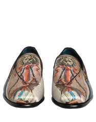 Perfil lateral dos mocassins com estampado de leão da Dolce & Gabbana, mostrando a silhueta elegante e a construção em couro premium.
